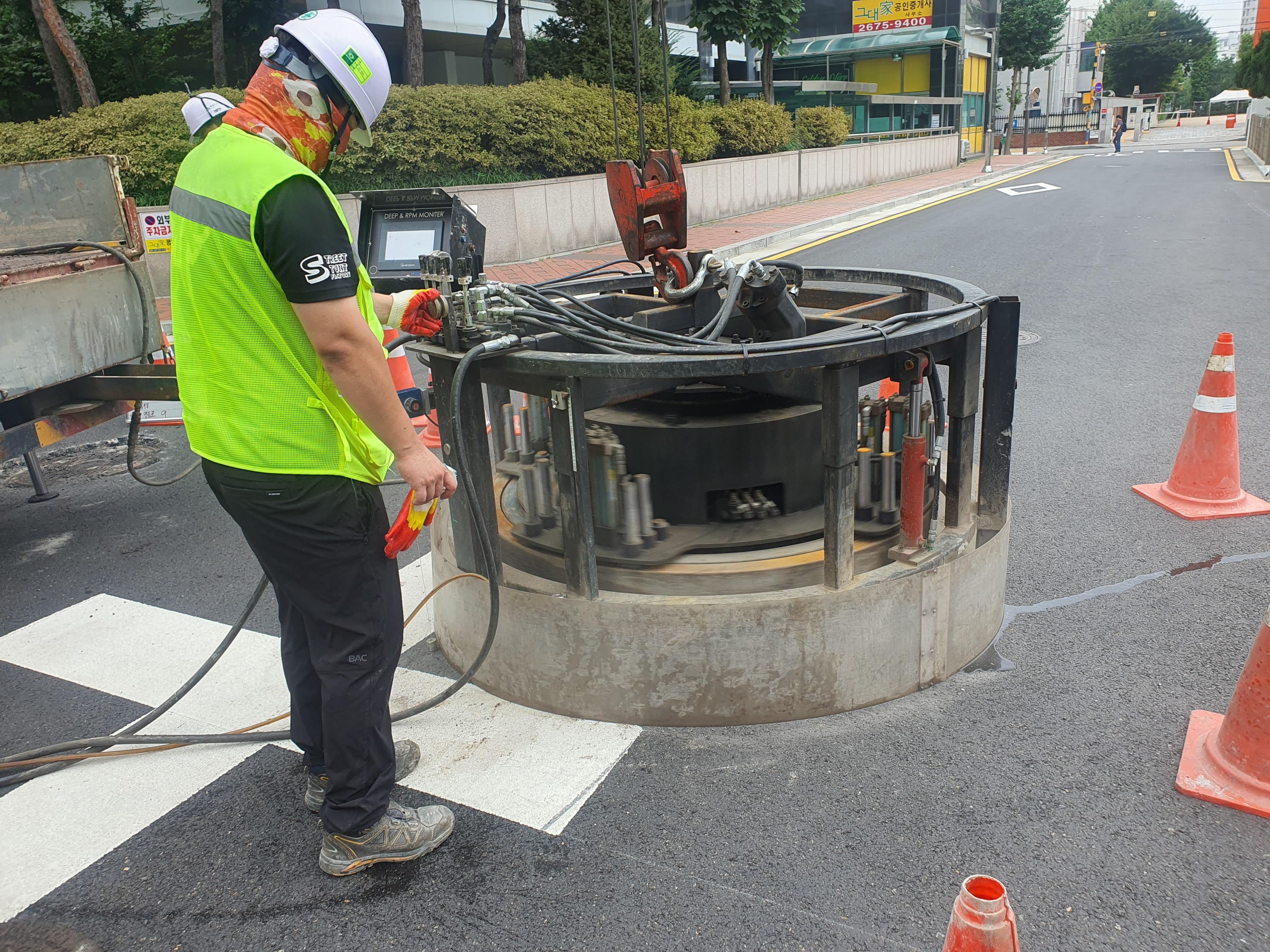 영등포구 관계자가 신공법을 적용해 맨홀 정비 작업을 하고 있다. 영등포구 제공