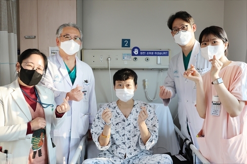 (왼쪽 두 번째부터) 서울아산병원 심장혈관흉부외과 정철현 교수와 이모씨. 서울아산병원 제공