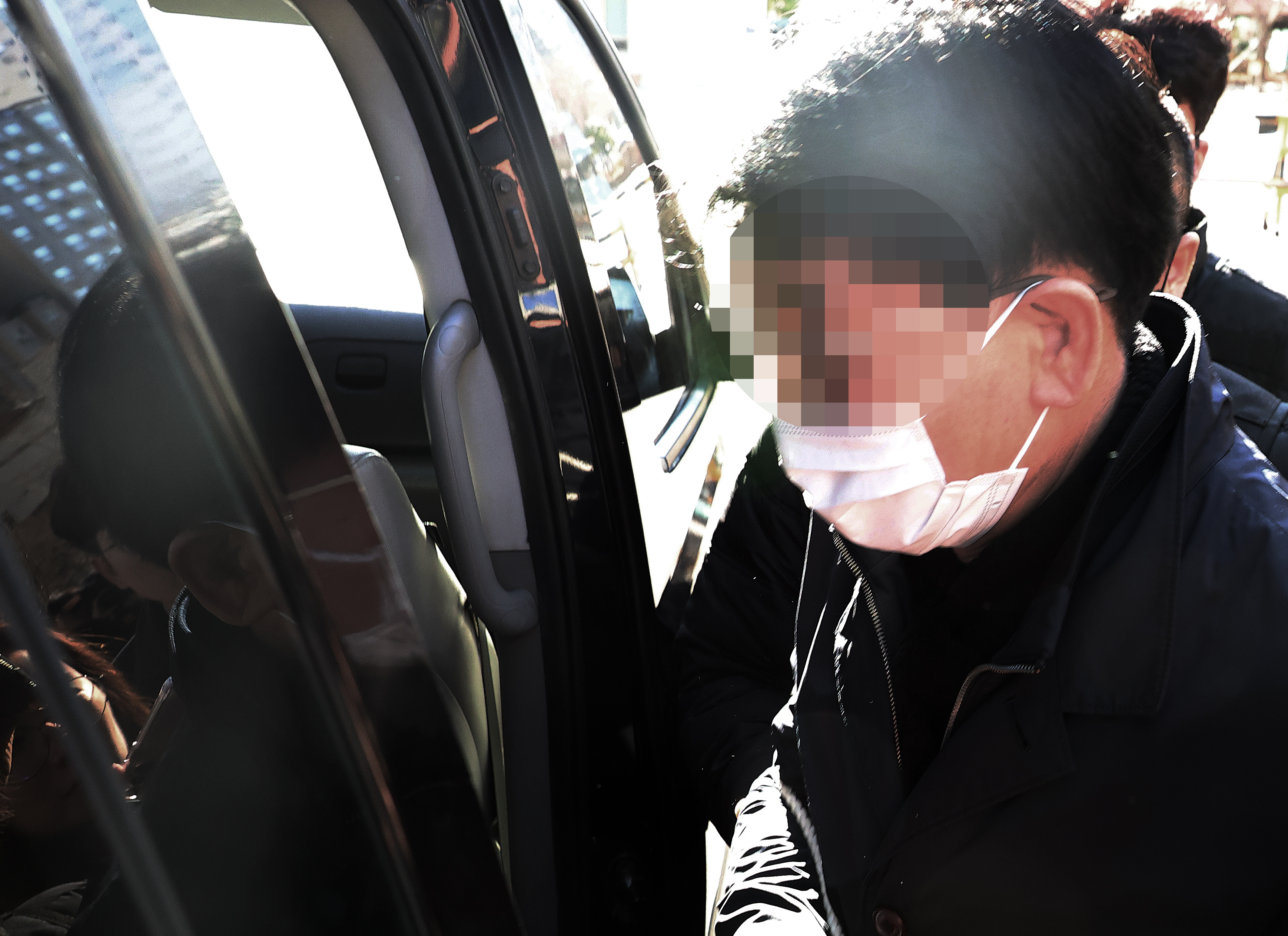 영장실질심사 마친 이재명 급습 피의자  더불어민주당 이재명 대표를 흉기로 찌른 혐의로 구속영장이 청구된 피의자 김모씨가 4일 오후 부산 연제구 부산지방법원에서 열린 구속 전 피의자심문(영장실질심사)를 마친 뒤 호송차에 타고 있다. 2024.1.4 
연합뉴스