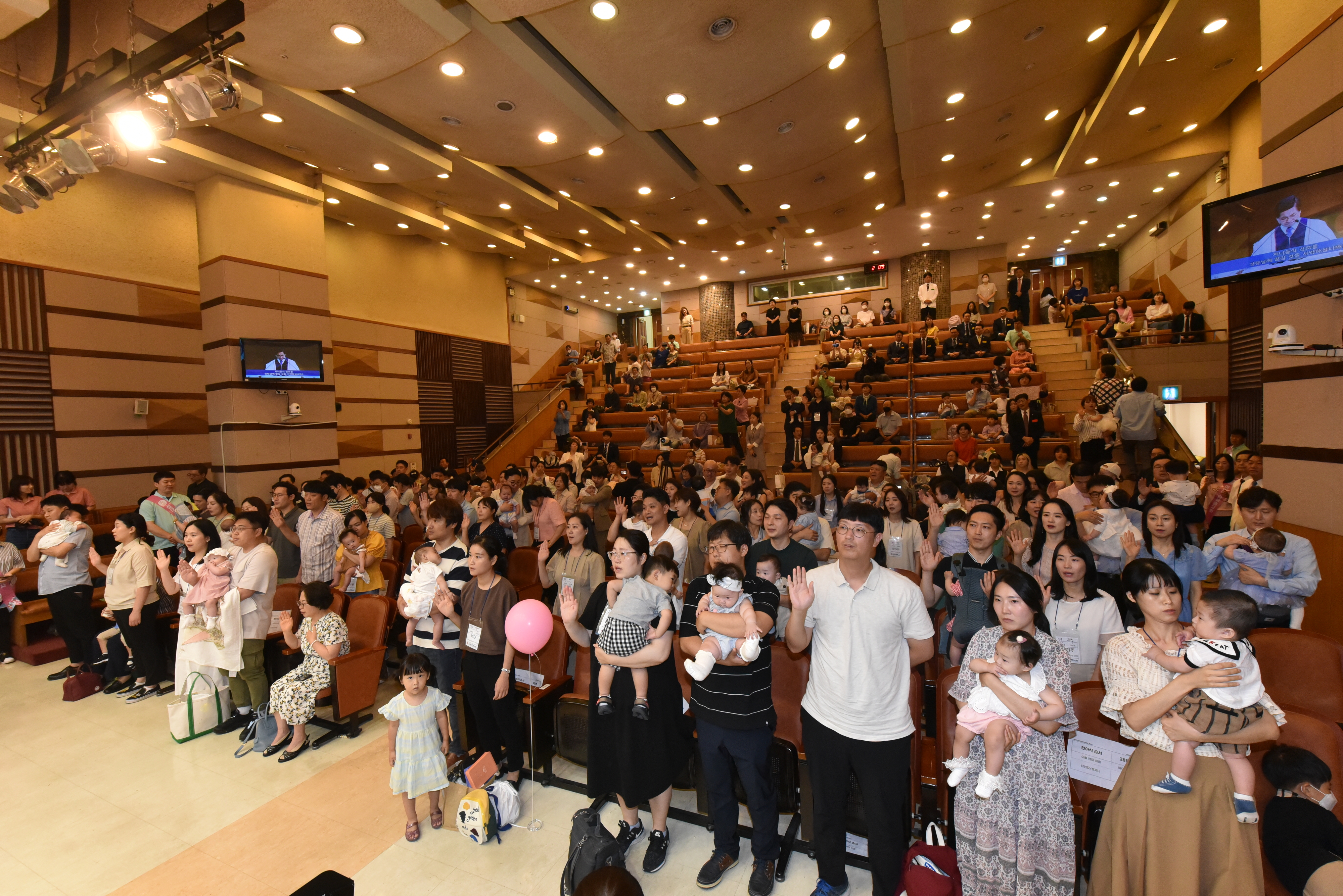 서울 여의도순복음교회 ‘헌아식 행사 장면. 여의도순복음교회 제공.