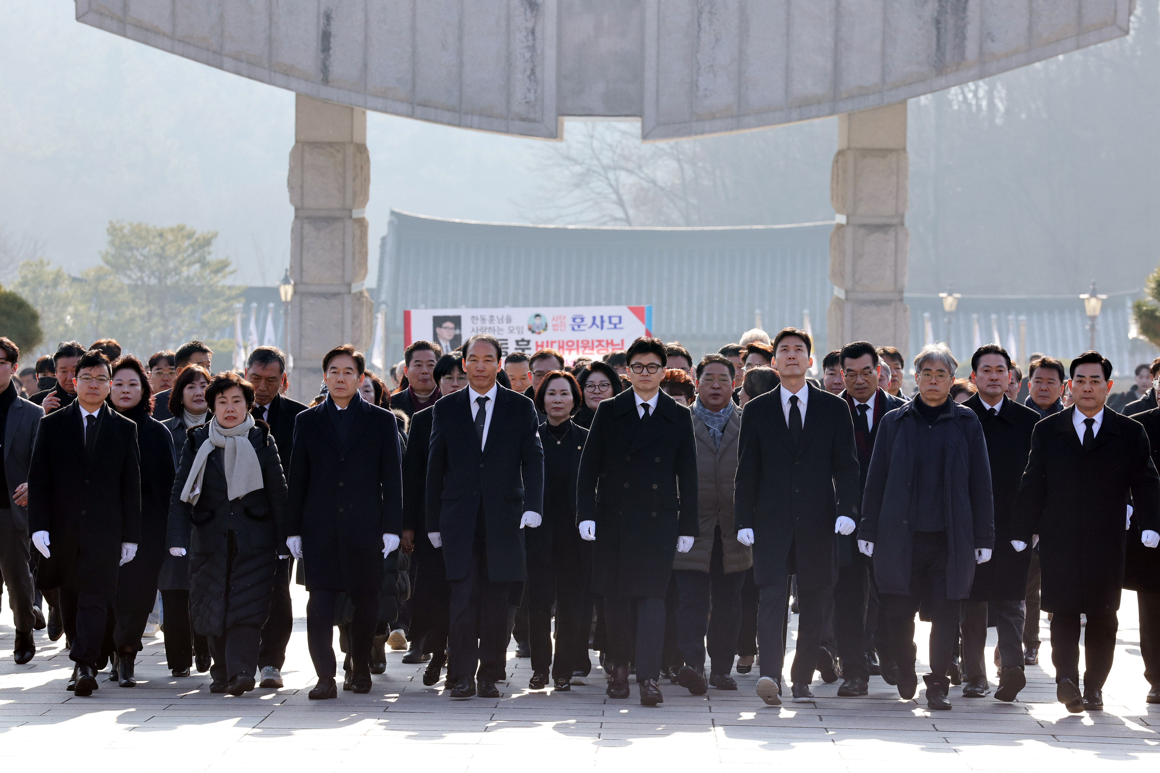 한동훈 국민의힘 비상대책위원장이 4일 오전 광주 북구 운정동 국립5·18민주묘지를 찾아 참배단을 햐하고 있다. 2024.1.4 뉴시스