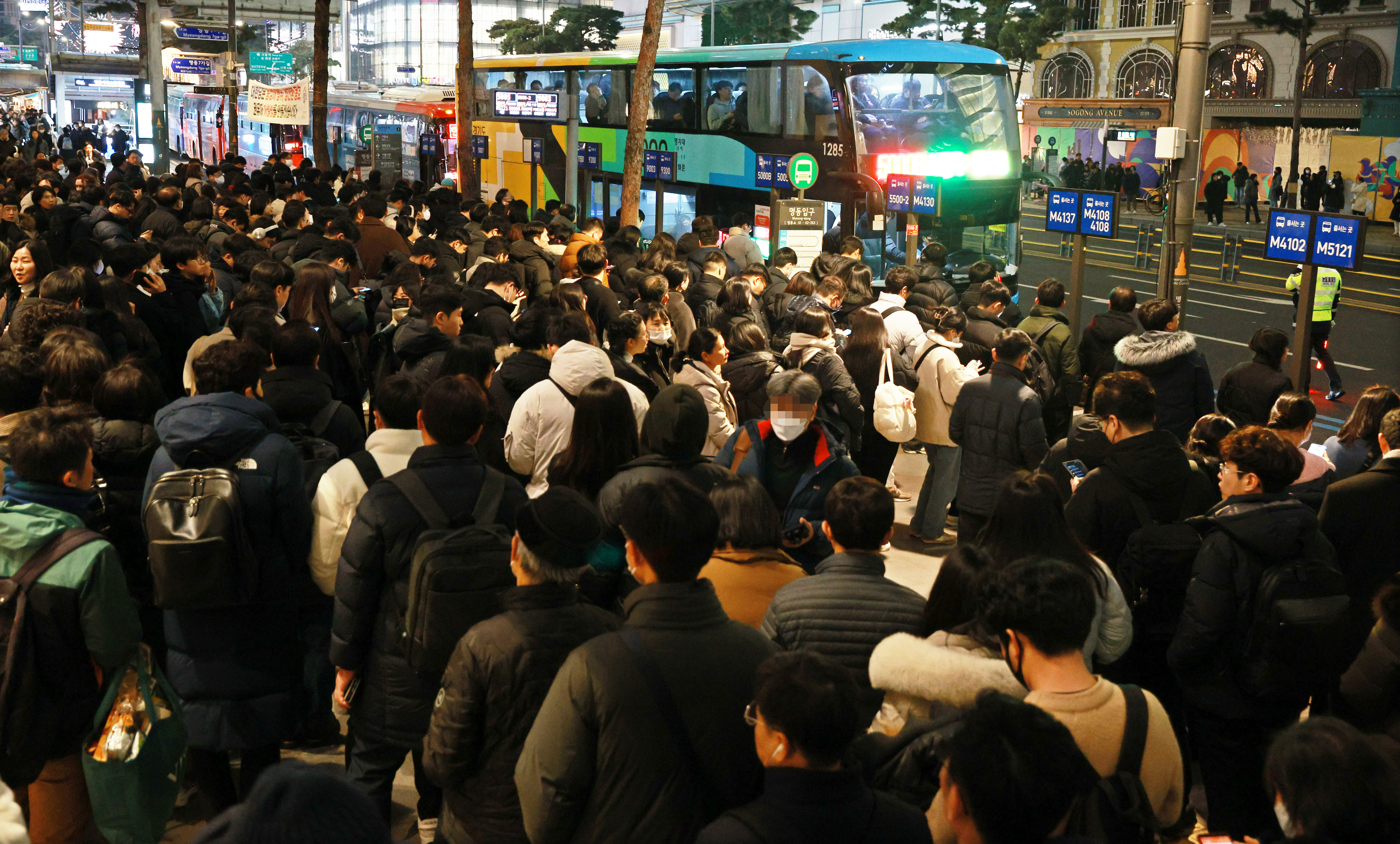 편하라고 노선 표지판 세웠더니… 명동 ‘지옥의 퇴근길’