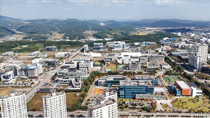 충북 청주가 정부 역점사업을 통해 국가첨단전략산업의 중심지로 떠오르고 있다. 사진은 산·학·연·병이 집적된 오송 바이오클러스터인 K바이오스퀘어가 조성되는 오송 지역 전경. 청주시 제공