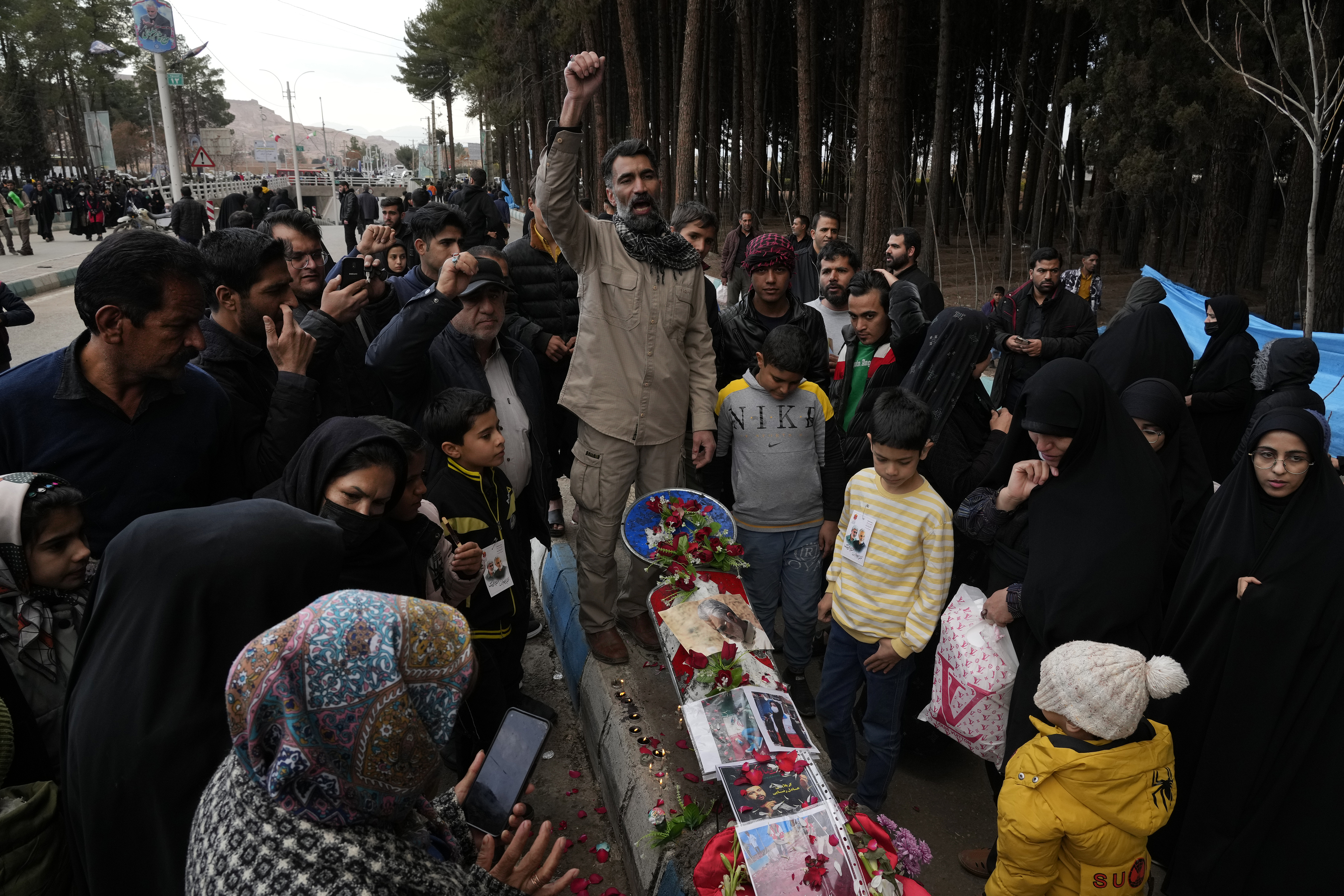 이란 사람들이 케르만시에서 발생한 폭탄 테러 현장에서 희생자들을 추모하며 구호를 외치고 있다. 케르만 AP 연합뉴스