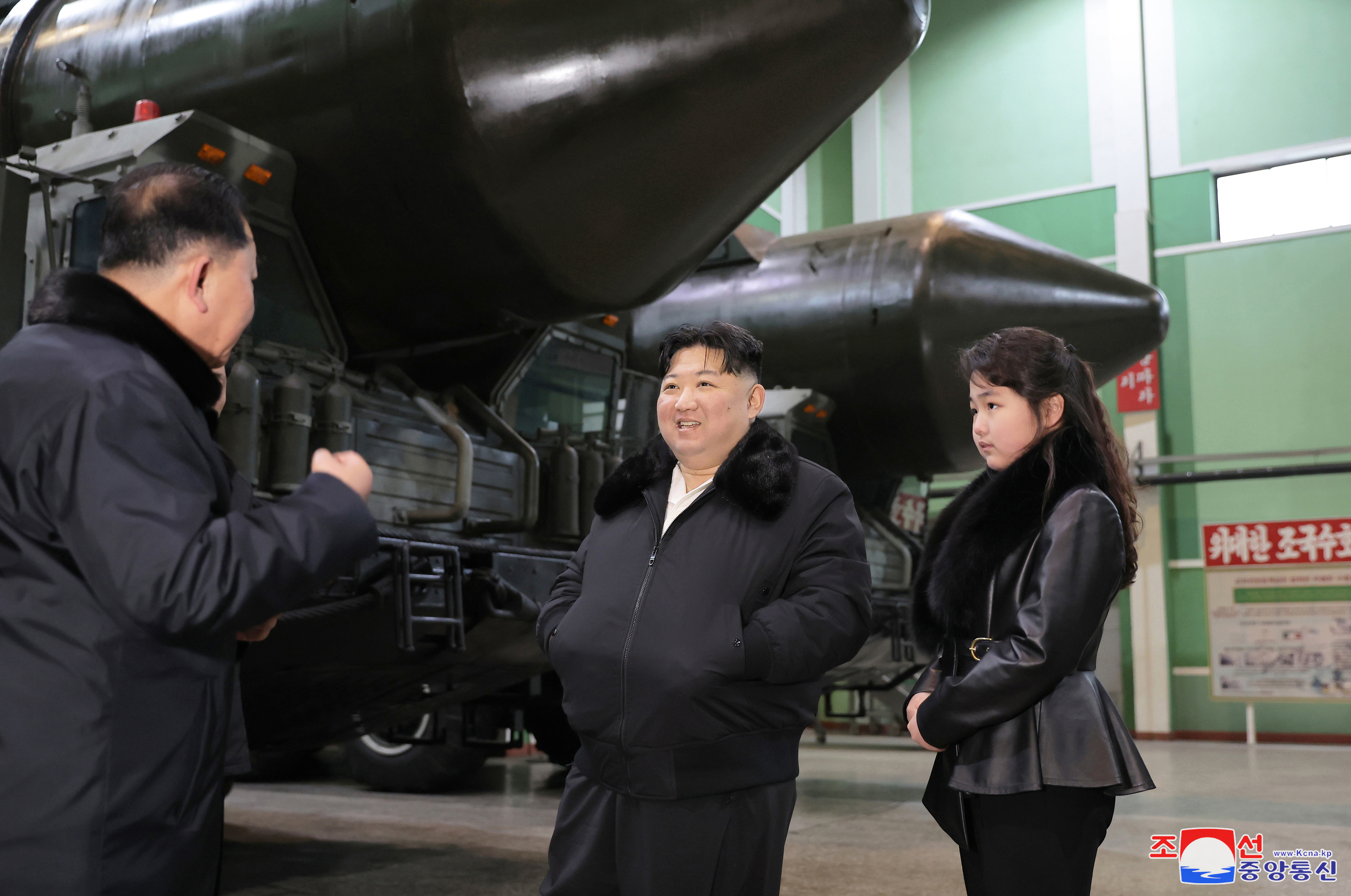김정은, 신형 고체연료 ICBM ‘화성-18형’ 발사대 차량 공장 시찰