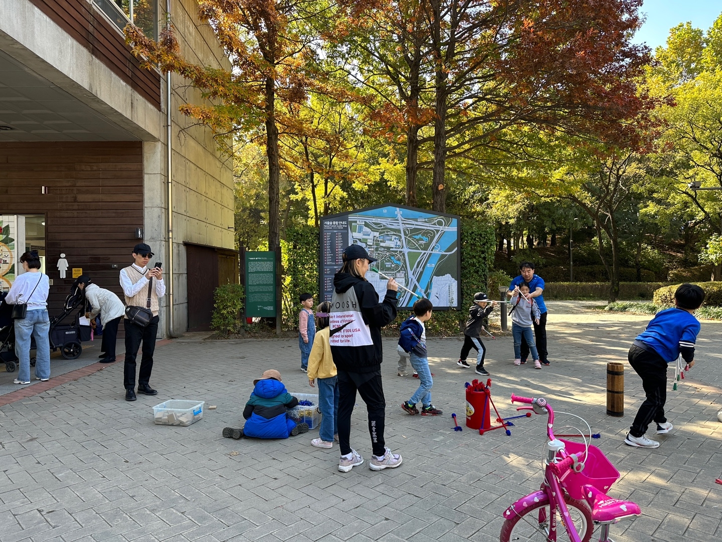 서울숲에서 학생들이 ‘신나는 유아숲 놀이’ 프로그램에 참여하고 있다. 서울시 제공