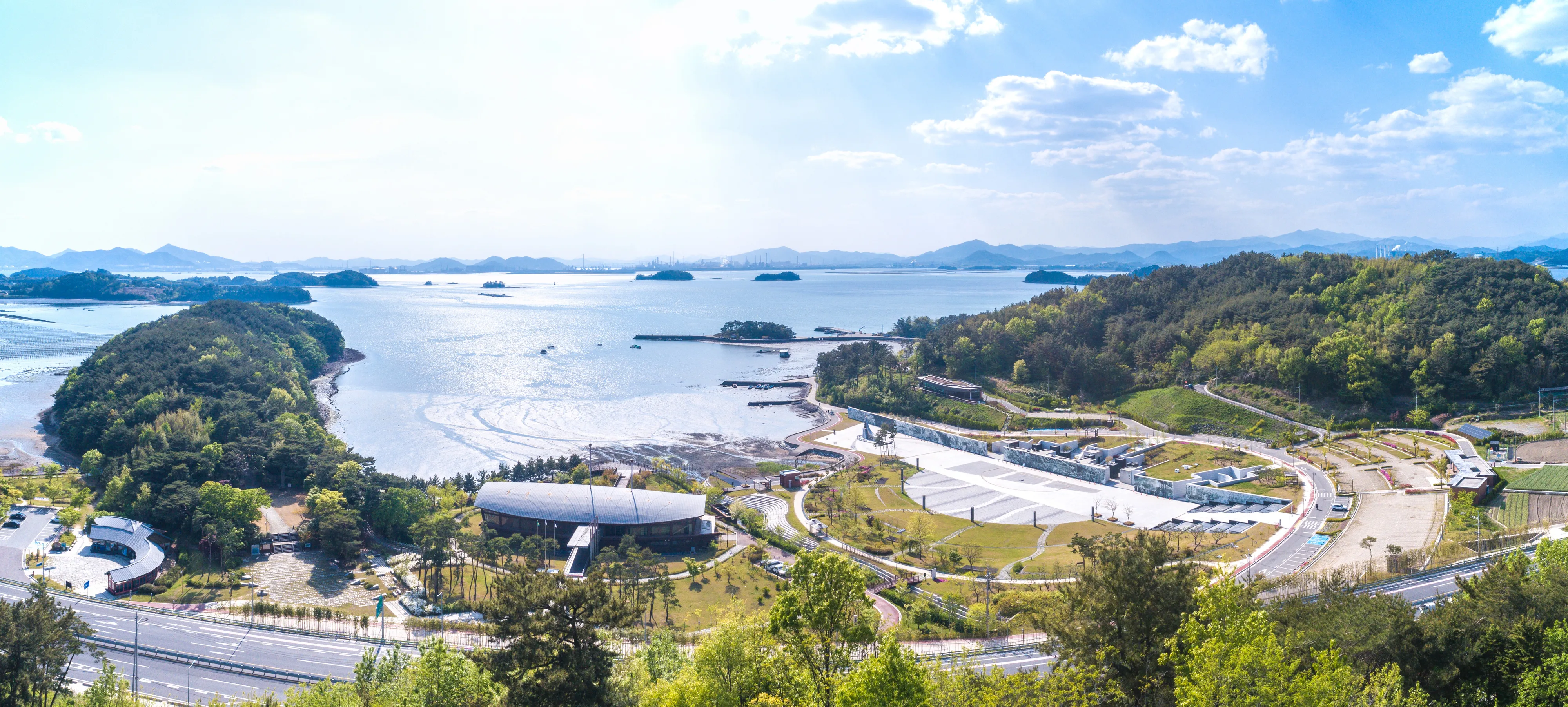 글로벌 해양관광 중심지로 나아가려는 경남. 사진은 남해안에 있는 이순신 순국공원 모습. 2024.1.5. 남해군 제공