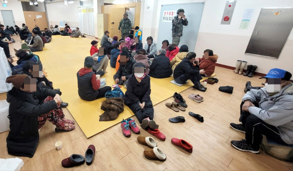 5일 북한의 서해 해상 완충구역 해안포 사격으로 서해 북단 연평도 주민들이 대피소로 대피해 있다. 2024.1.5. 옹진군 제공