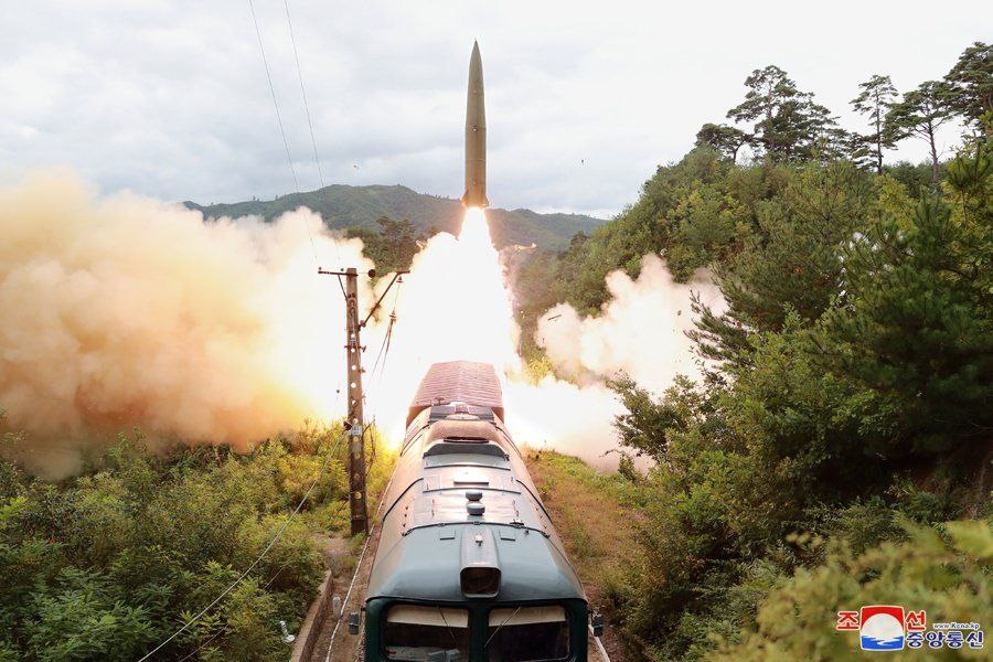 2021년 9월 15일 북한군 철도기동미사일연대 소속 열차 발사대에서 KN-23 탄도미사일이 발사되고 있다. 북한은 이날 철도기동미사일연대 검열사격 훈련을 진행했다고 밝히면서 관련 사진을 공개했다. 조선중앙통신