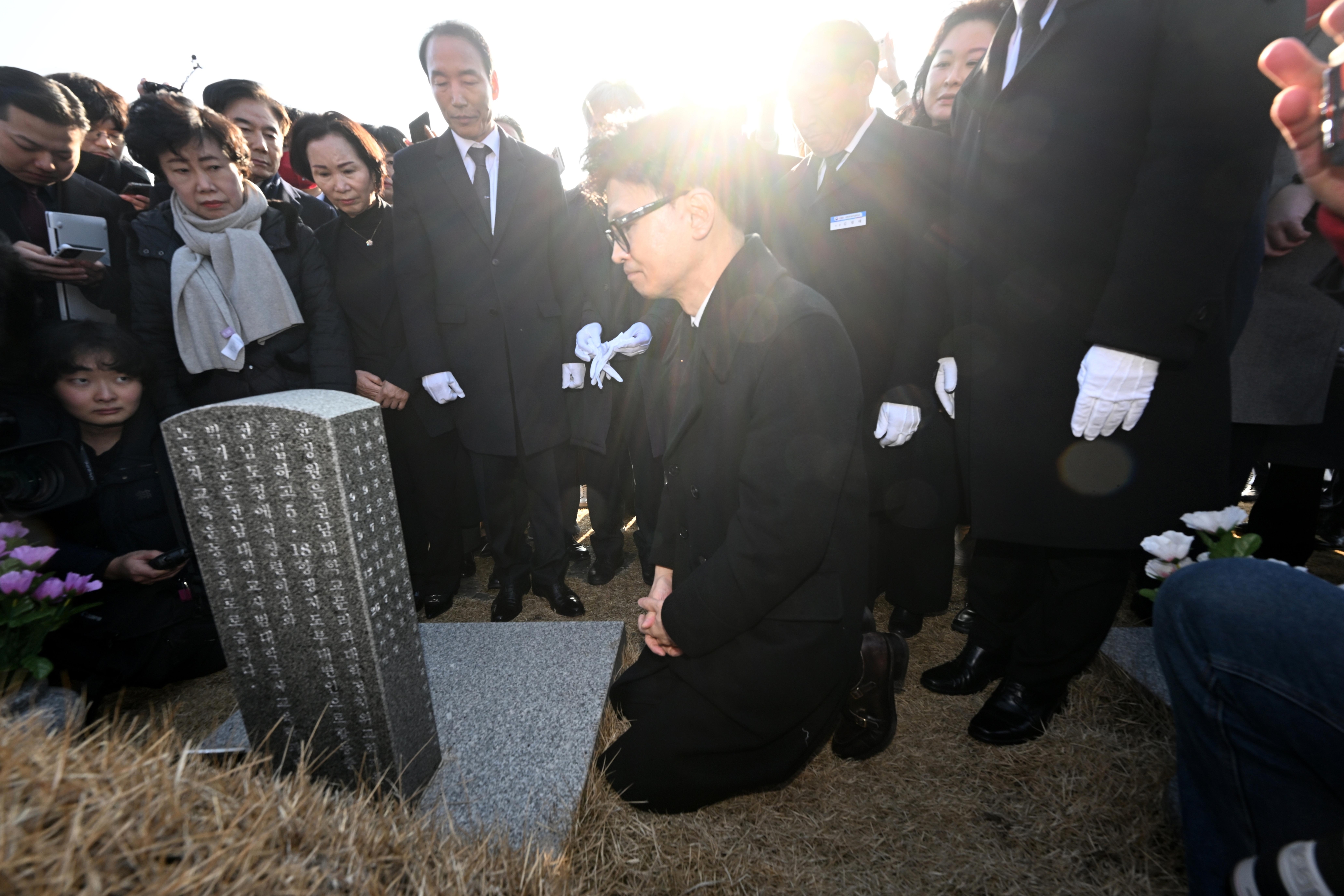 한동훈 국민의힘 비상대책위원장이 4일 광주 북구 국립5·18민주묘지에서 윤상원ㆍ박기순 묘를 참배하고 있다. 2024.1.4 광주 연합뉴스