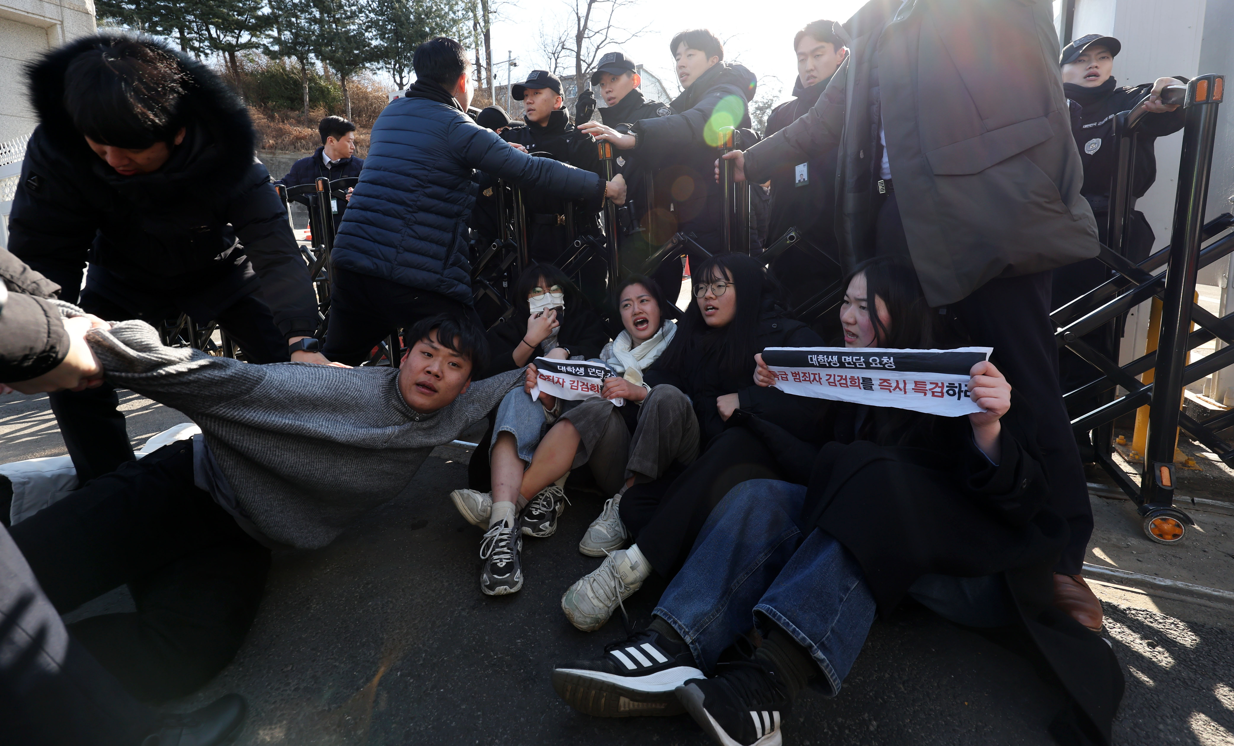 6일 오후 서울 용산구 대통령실 인근 입구 앞에서 한국대학생진보연합 대학생들이 ‘윤석열 대통령의 김건희 특검 거부 규탄’ 기습시위를 하고 있다. 2024.01.06 뉴시스