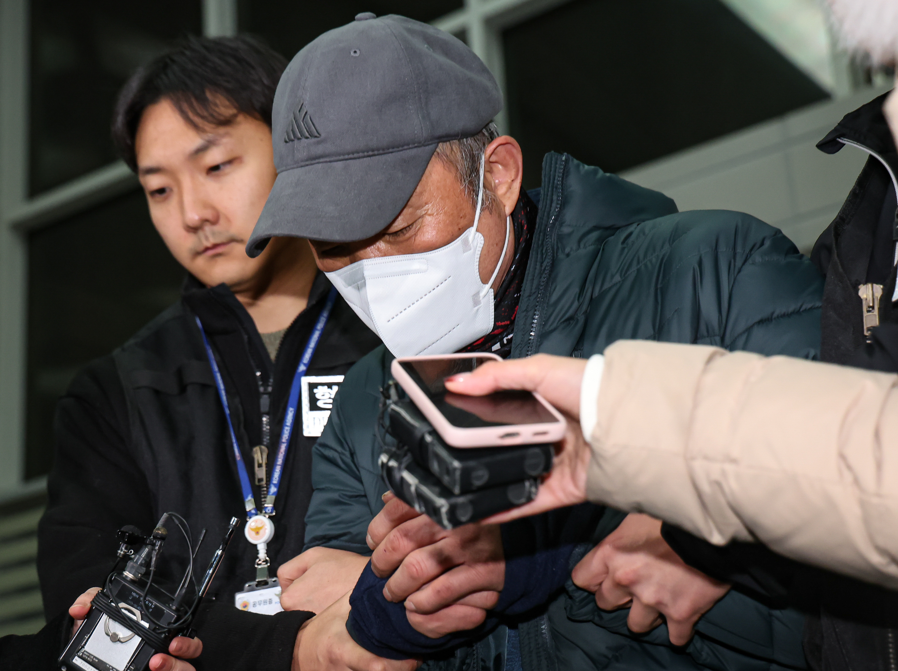 일산서부경찰서 압송되는 ‘다방’ 연쇄살인범