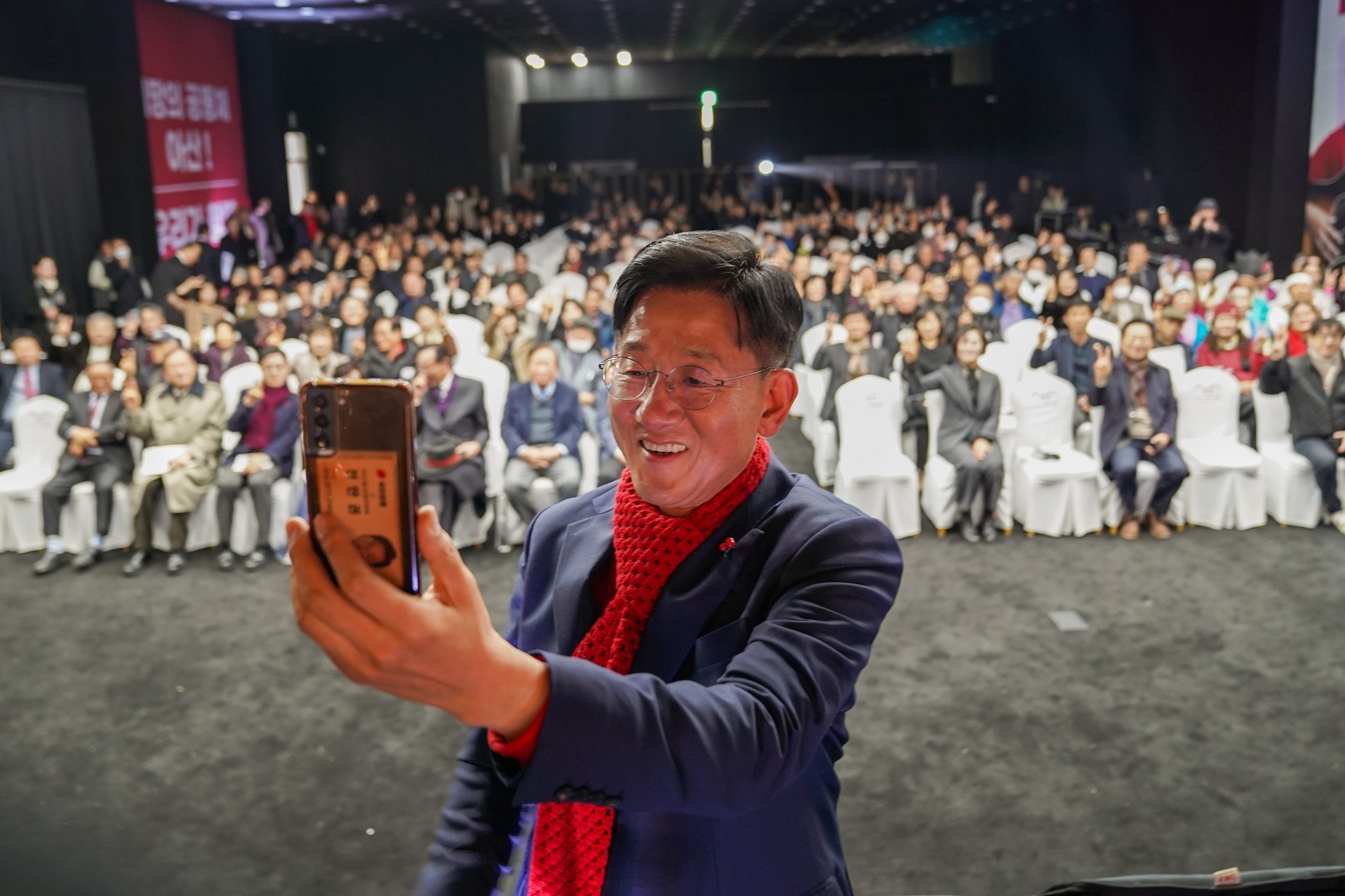 전만권 아산을 당협위원장이 참석자들과 기념촬영을 하고 있다. 이종익 기자