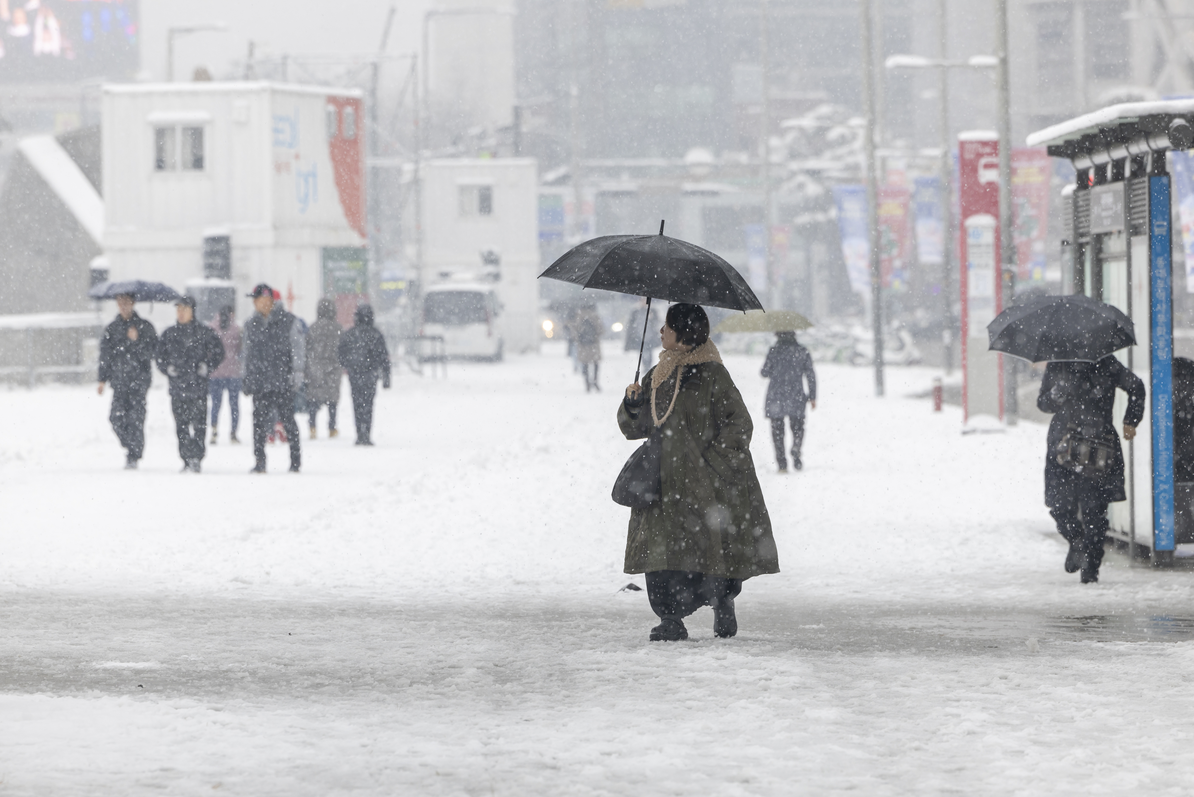 대설주의보가 발효된 30일 오후 서울 동대문디자인플라자 인근에서 시민들이 우산을 쓴 채 길을 걷고 있다. 2023.12.30