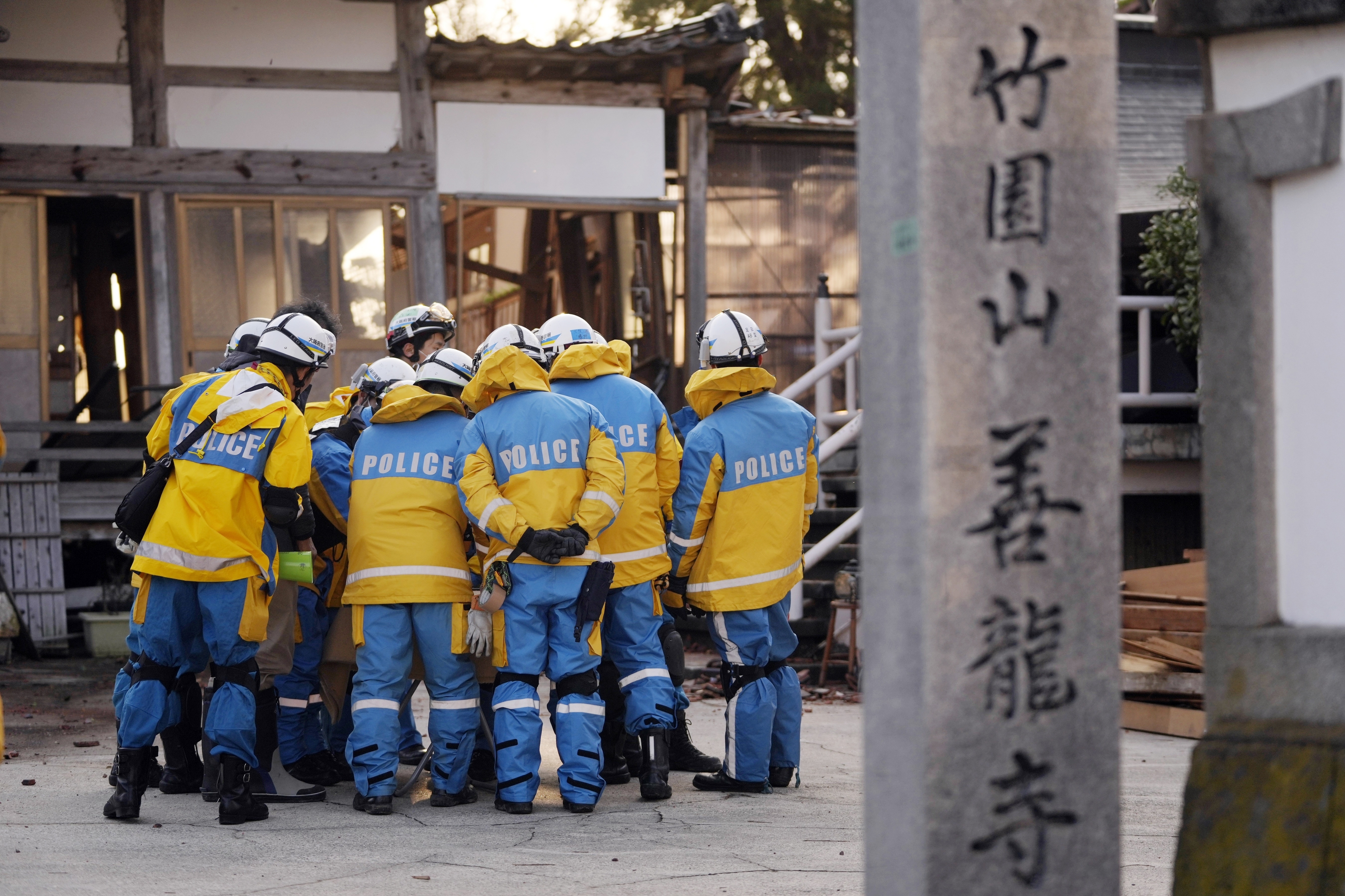 6일 일본 이시카와현 와지마시에서 일본 경찰들이 지진 피해로 무너진 건물을 수색하기에 앞서 논의하고 있다. 와지마 AP 연합뉴스