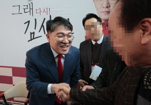 명절 때 총선 출마를 시사하는 문자를 고향 사람들에게 보내는 등 논란이 된 김상민 대전고검 검사가 6일 오후 경남 창원시 의창구 창원대 종합교육관에서 출판기념회를 열고 참석자에게 인사하고 있다. 연합뉴스