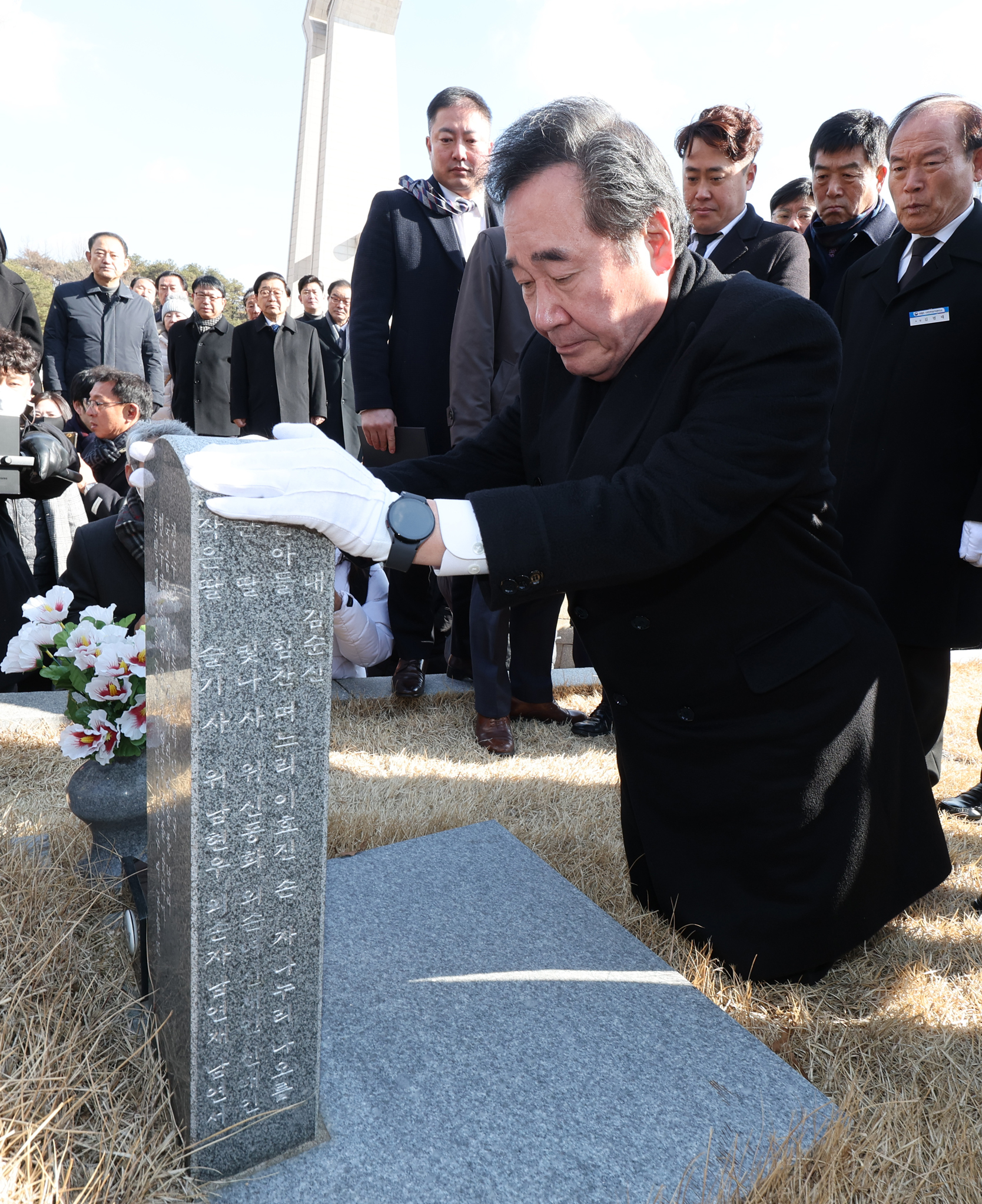 이낙연 전 더불어민주당 대표가 7일 광주 국립5·18민주묘지에서 참배하고 있다. 광주 연합뉴스
