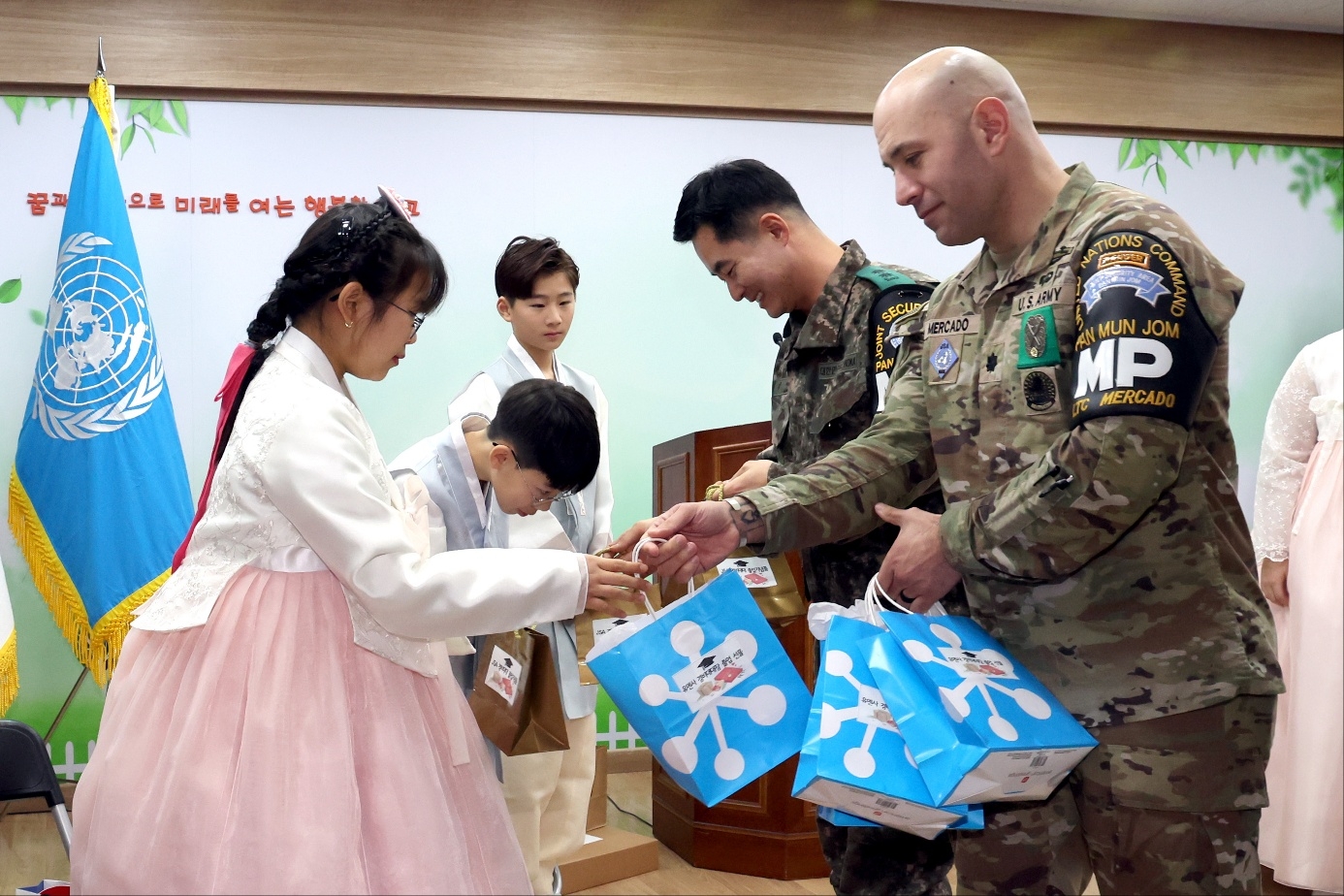 지난 5일 경기 파주시 비무장지대(DMZ) 내 대성동초등학교에서 열린 제55회 졸업식에서 한복을 입은 졸업생들이 기념품을 받고 있다. 북한은 이날 백령도 북방 장산곶 일대와 연평도 북방 등산곶 일대에서 해상 사격을 실시했다. 국방일보 제공