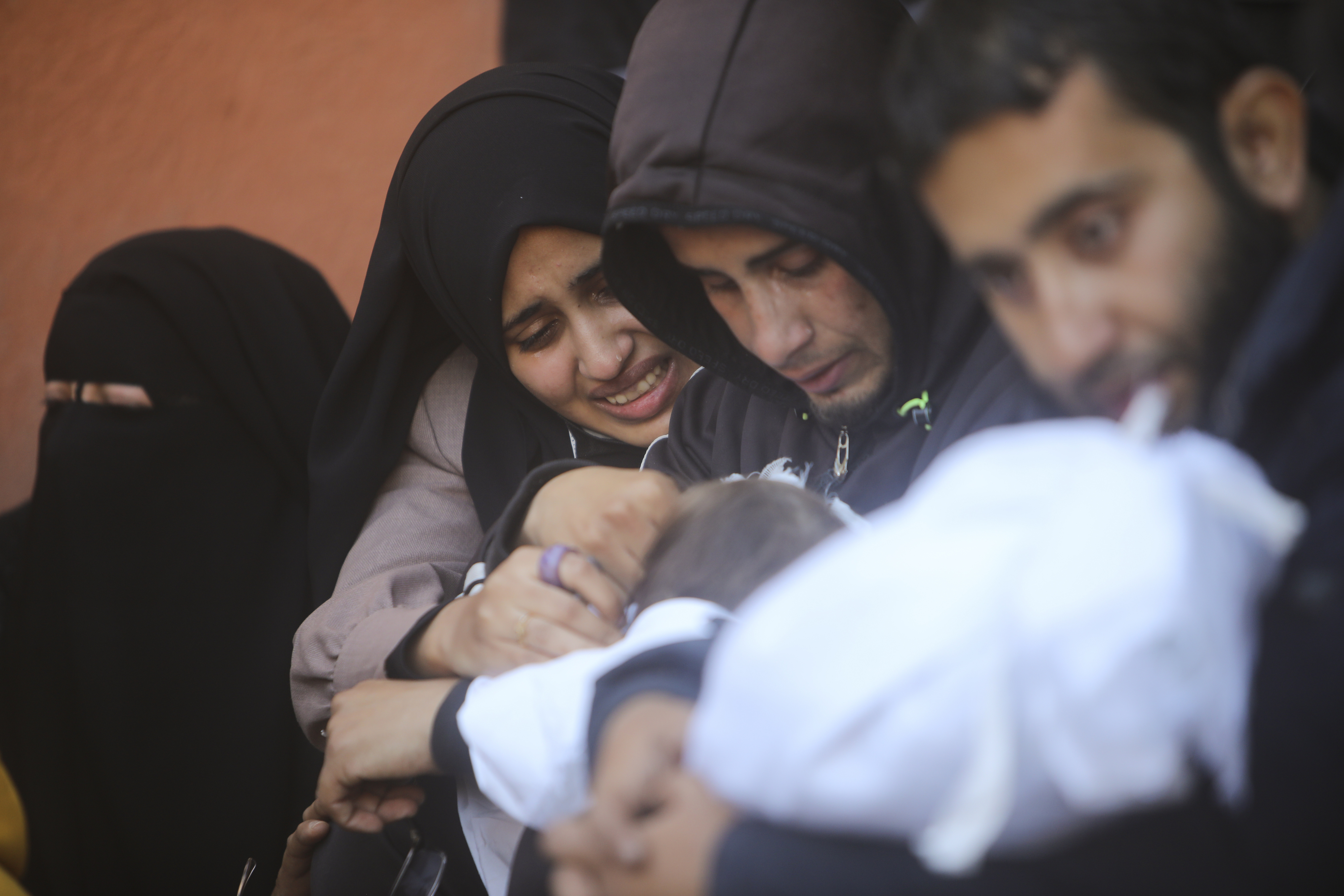 팔레스타인 사람들이 7일(현지시간) 이스라엘의 가자지구 폭격으로 사망한 친천들을 애도하고 있다. 2024.1.7 AP 연합뉴스