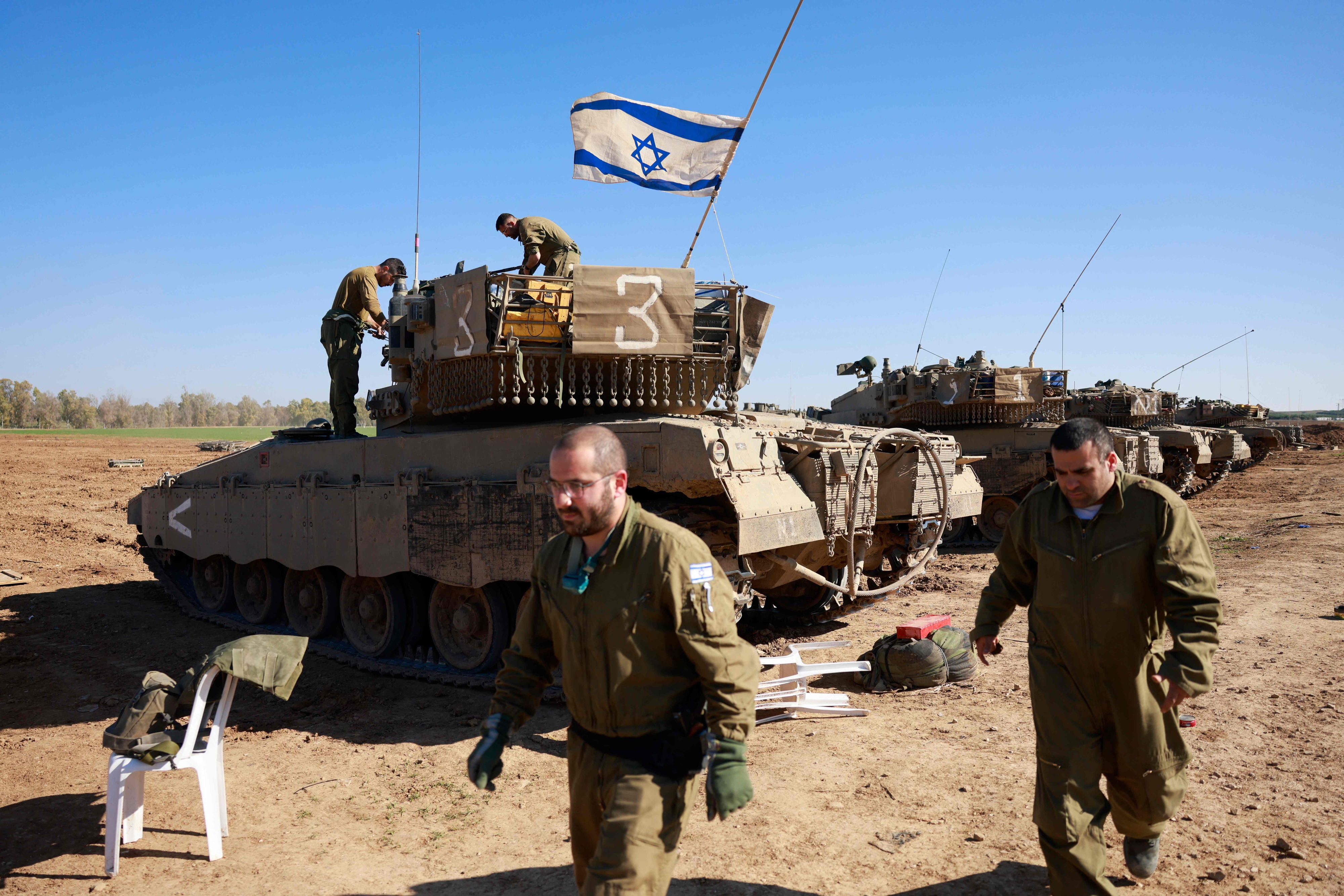 가자지구 국경에 집결하는 이스라엘 군인들. 2024.1.7 AFP 연합뉴스