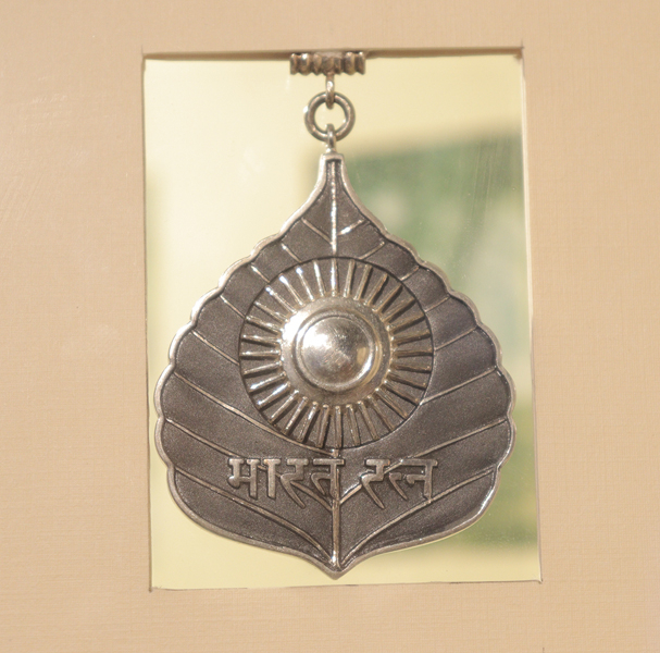 바라트 라트나 수상자에게 주어지는 메달.  출처 라슈트라파티 바반 박물관