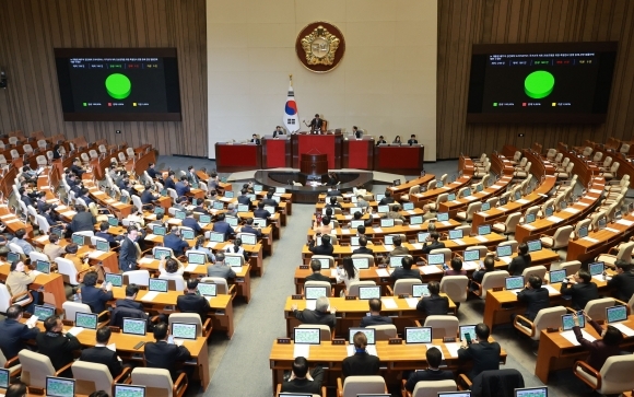 지난달 28일 국회 본회의에서 대통령 배우자 김건희의 도이치모터스 주가조작 의혹 진상규명을 위한 특별검사 임명 등에 관한 법률안이 가결되고 있다. 연합뉴스