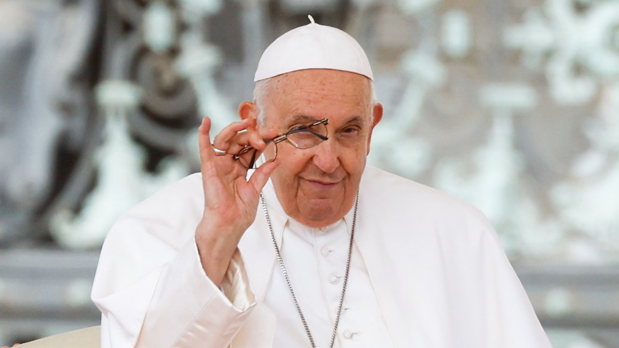 가톨릭 사제에 대한 독신 규정이 일시적일 뿐이라며 완화를 시사하는 프란치스코 교황.