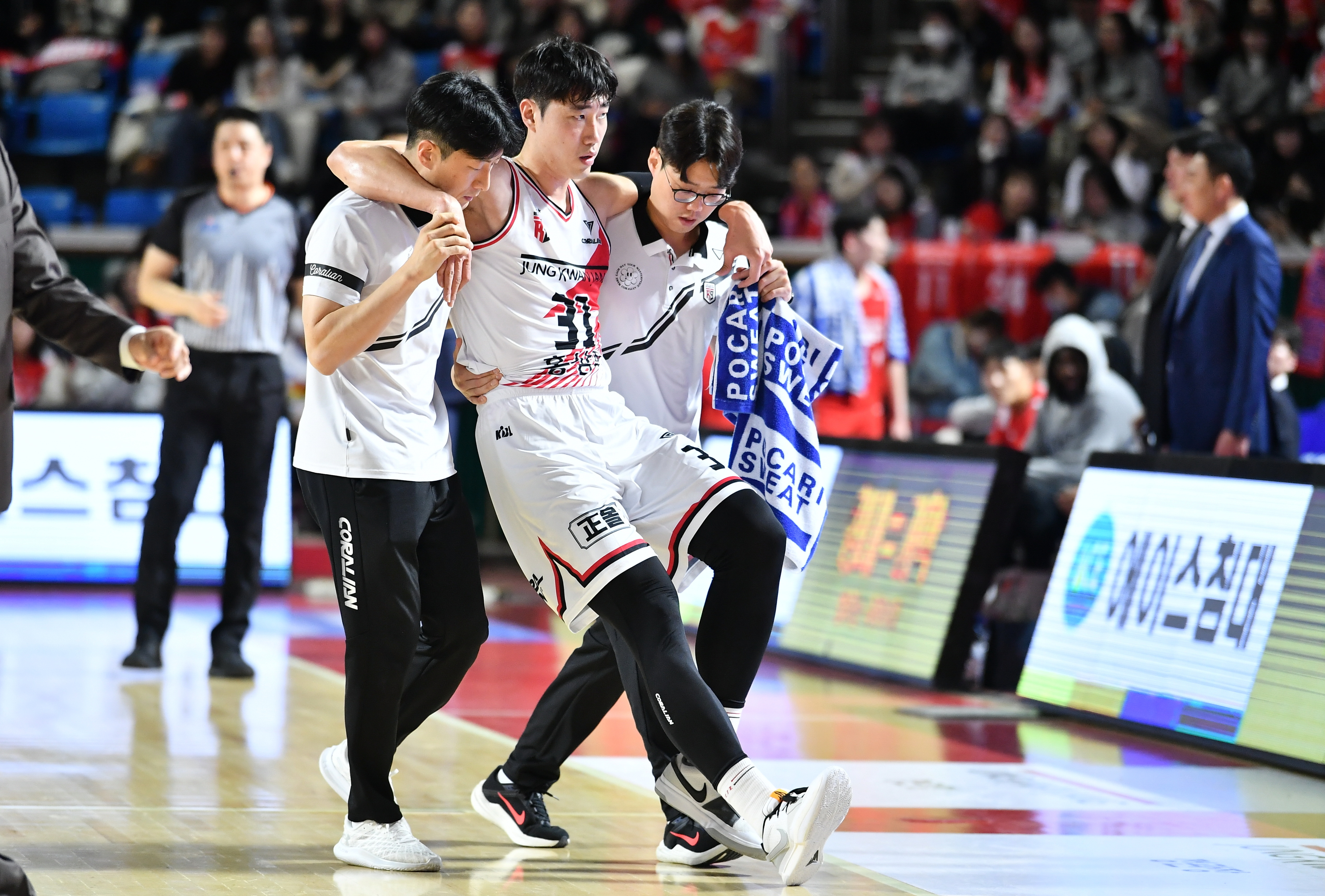 안양 정관장 정효근이 7일 서울 잠실체육관에서 열린 2023~24 프로농구 정규시즌 서울 SK와의 경기에서 발목을 다쳐 경기장을 빠져나가고 있다. KBL 제공