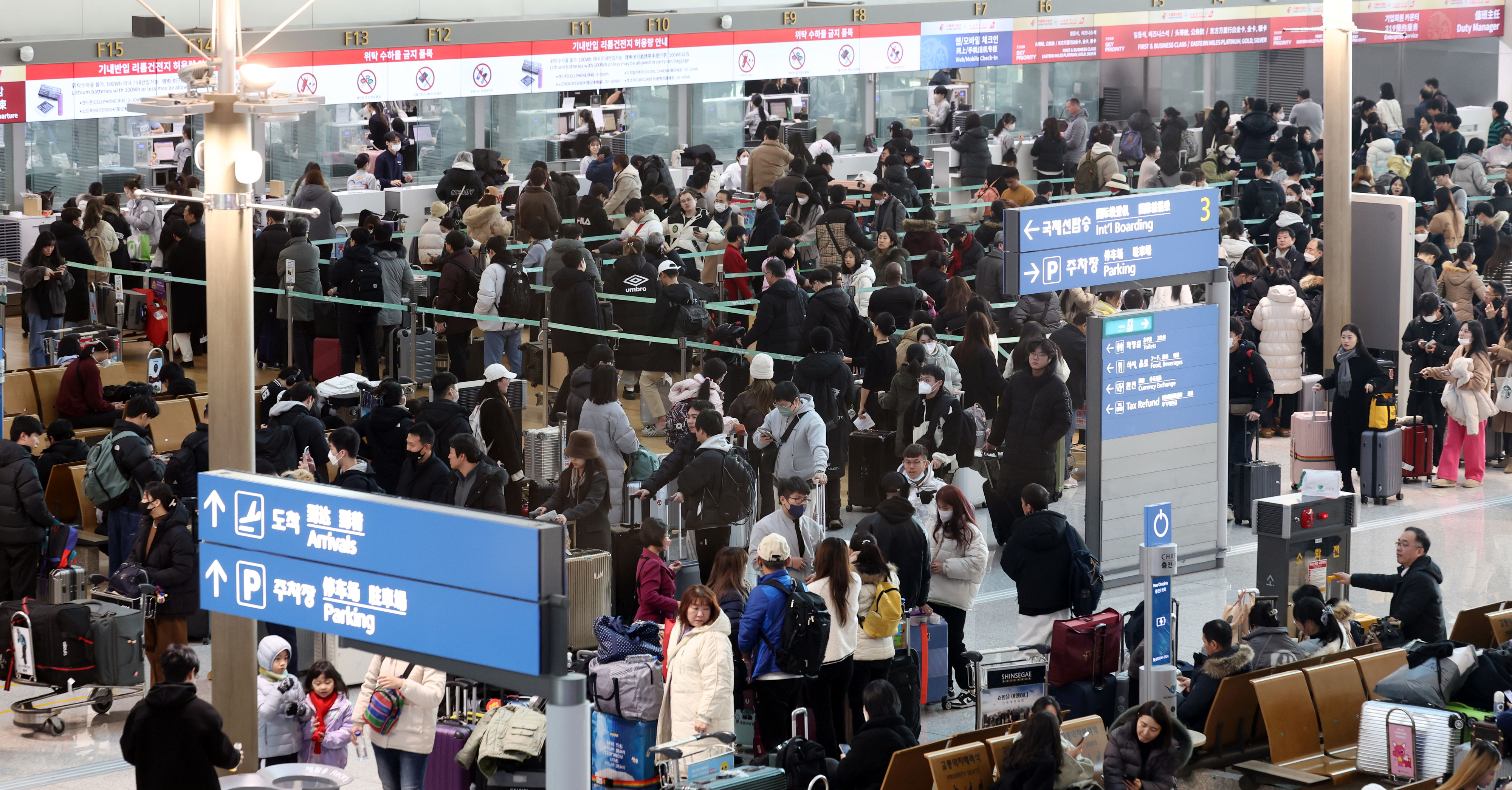 크리스마스 연휴, 여행객들로 북적이는 인천공항