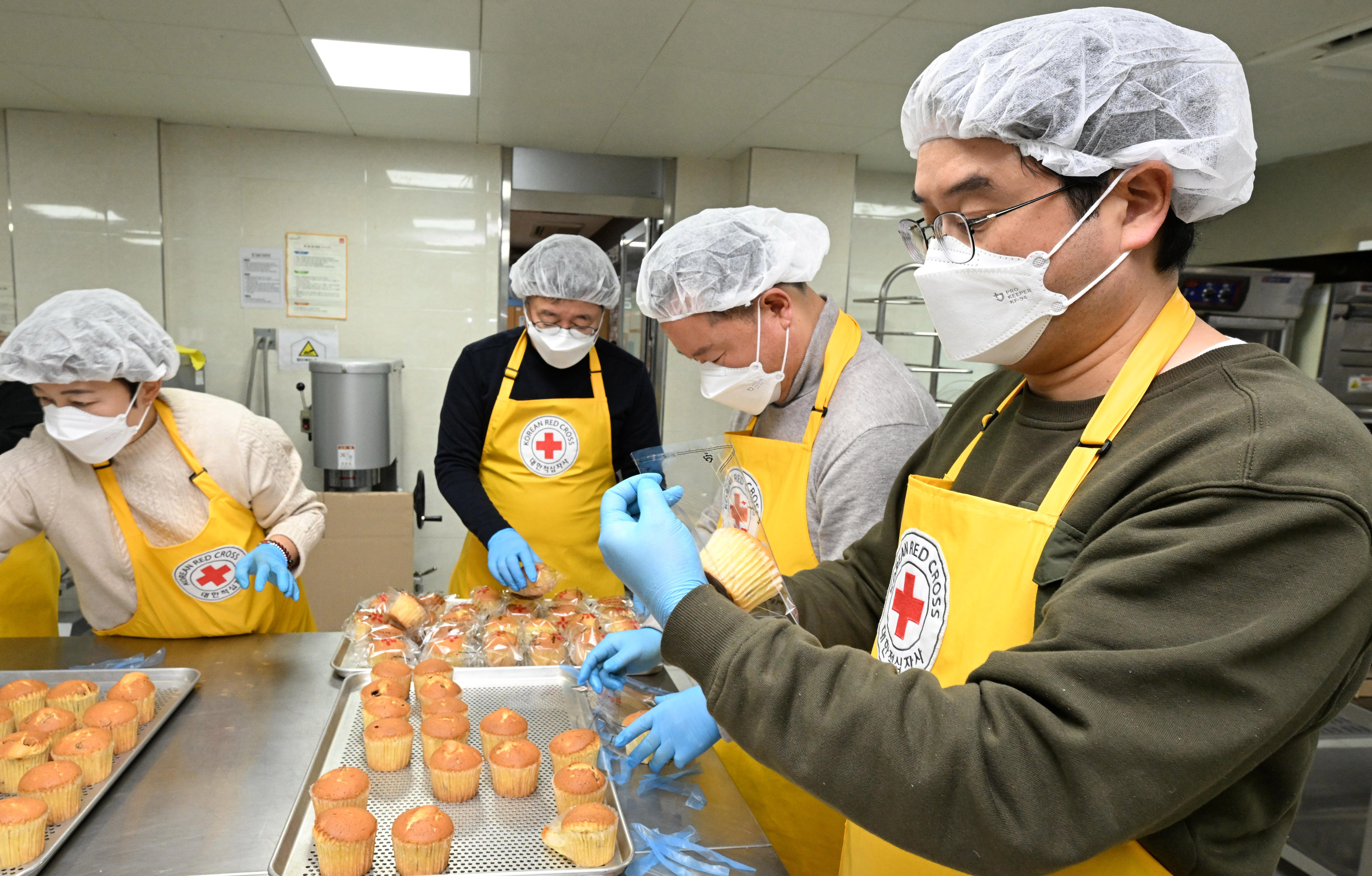 지난 2일 서울 성동구 대한적십자사 서울지사에서 이재필(오른쪽에서 첫번째) 강마루(오른쪽에서 두 번째) 홍보대사가 소외계층에게 제공할 빵을 만들고 있다. 2024.1.2. 도준석 전문기자