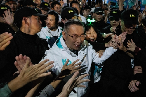 커원저 대만 민중당 대선후보가 7일 지지자들의 성원을 받고 있다. 가오슝 AFP 연합뉴스