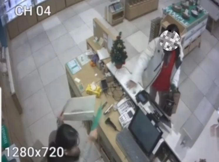 지난 12월 8일 17시 44분경 화장품 가게 계산대에서 계산을 끝낸 손님인 중년여성이 아르바이트생에게 동전을 던지고 있는 모습
