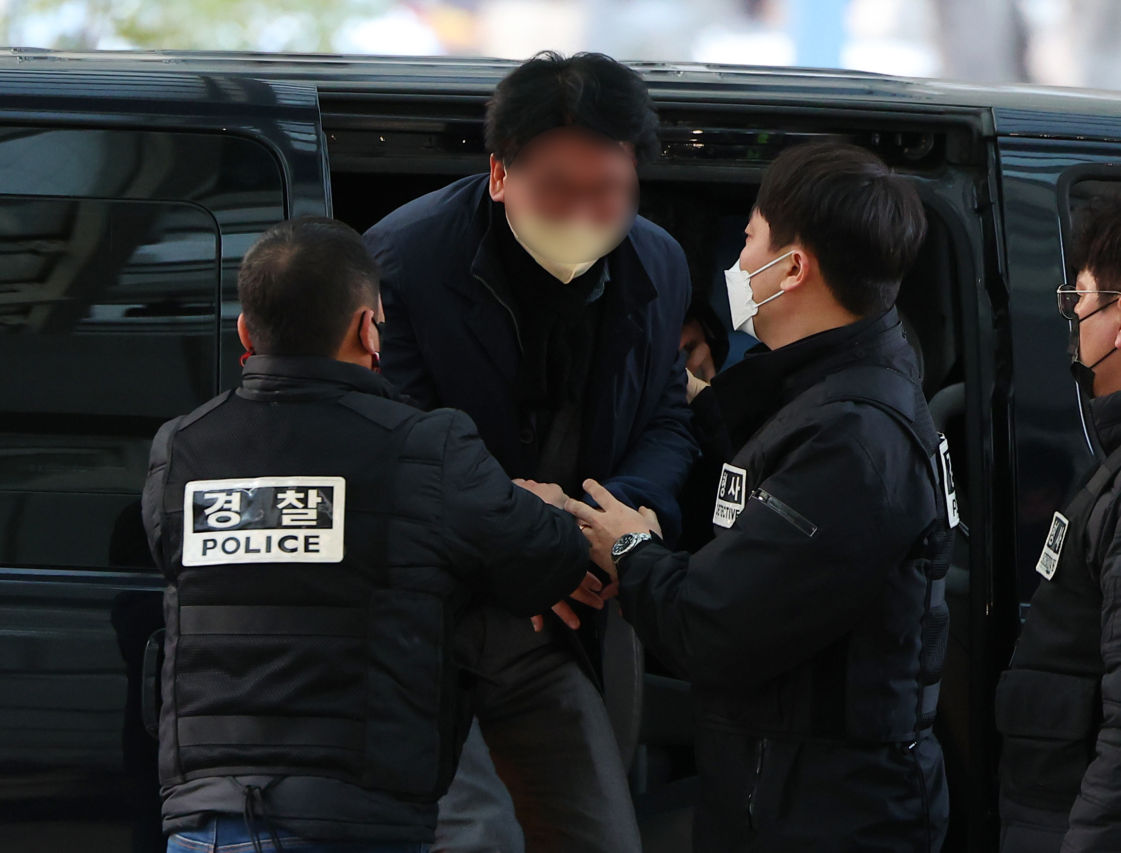 부산경찰청으로 압송되는 이재명 흉기 습격 피의자