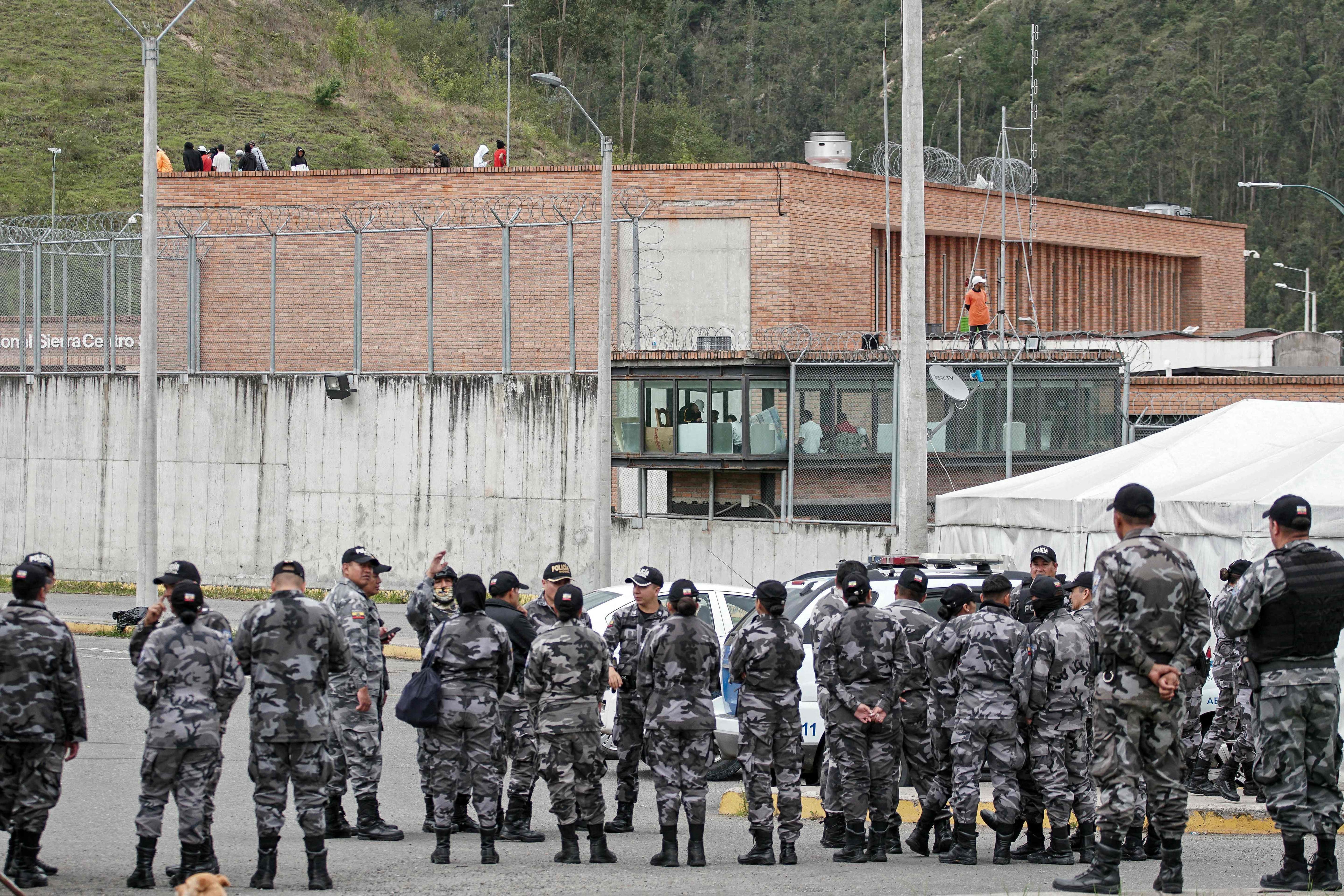 에콰도르 교도소 밖에 모인 경찰