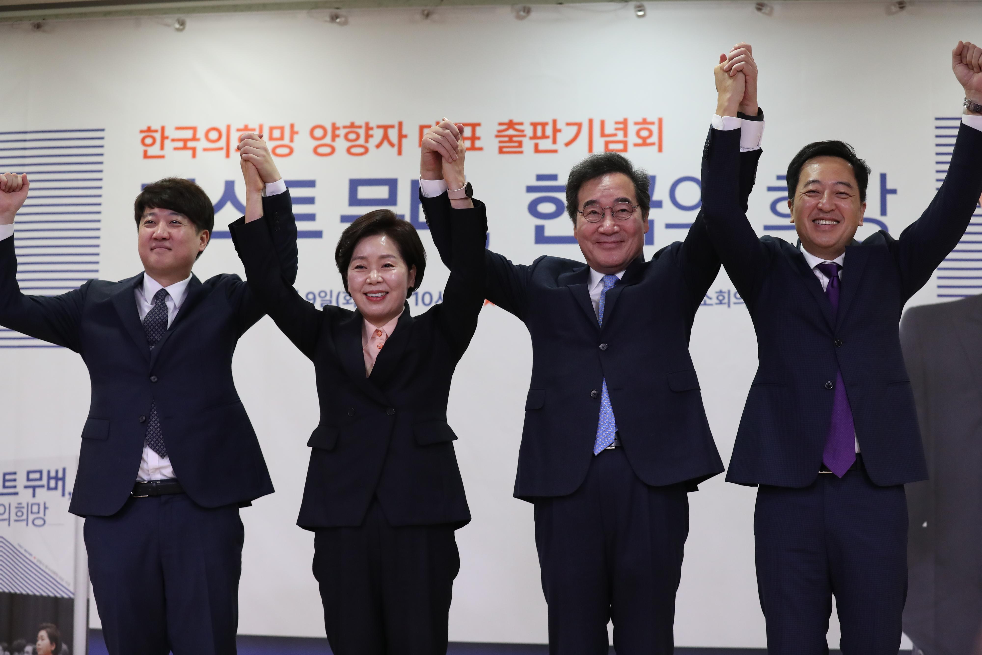 9일 국회 의원회관에서 열린 양향자 한국의희망 대표 출판기념회에서 참석자들이 기념촬영을 하고 있다. 왼쪽부터 이준석 개혁신당(가칭) 정강정책위원장, 양 대표, 이낙연 전 더불어민주당 대표, 금태섭 새로운선택 공동대표. 안주영 전문기자