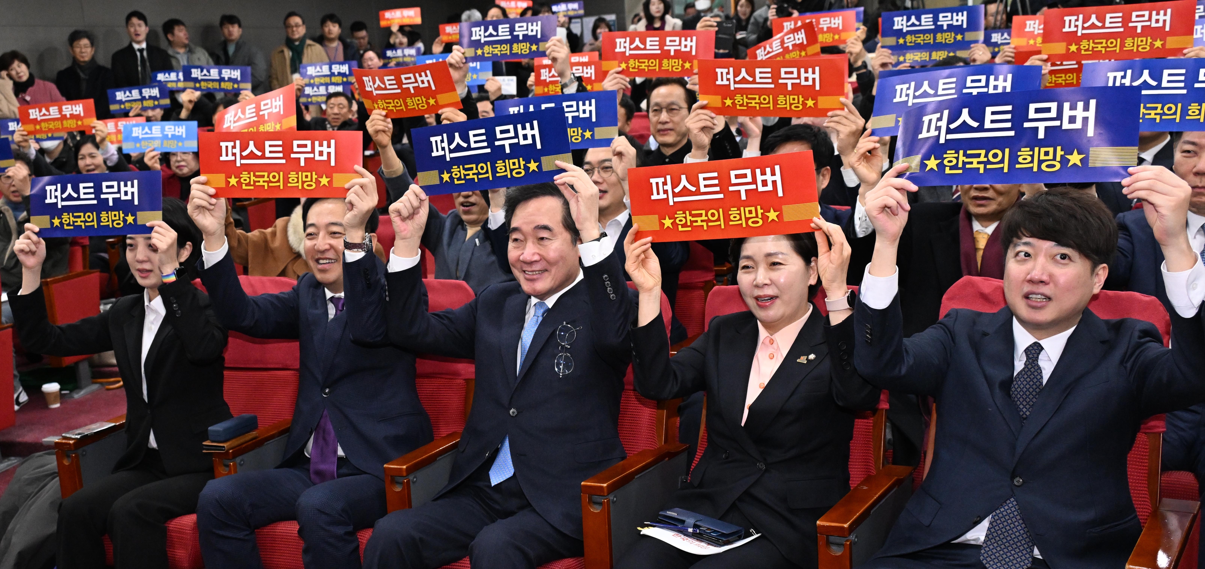 신당 창당을 추진 중인 이준석 전 국민의힘 대표(오른쪽부터)와 한국의희망 양향자 대표, 이낙연 전 더불어민주당 대표, 새로운선택 금태섭 공동대표, 정의당 류호정 의원이 9일 국회 의원회관에서 열린 양 대표의 출판기념회에 나란히 앉아 포즈를 취하고 있다. 2024.1.9안주영 전문기자