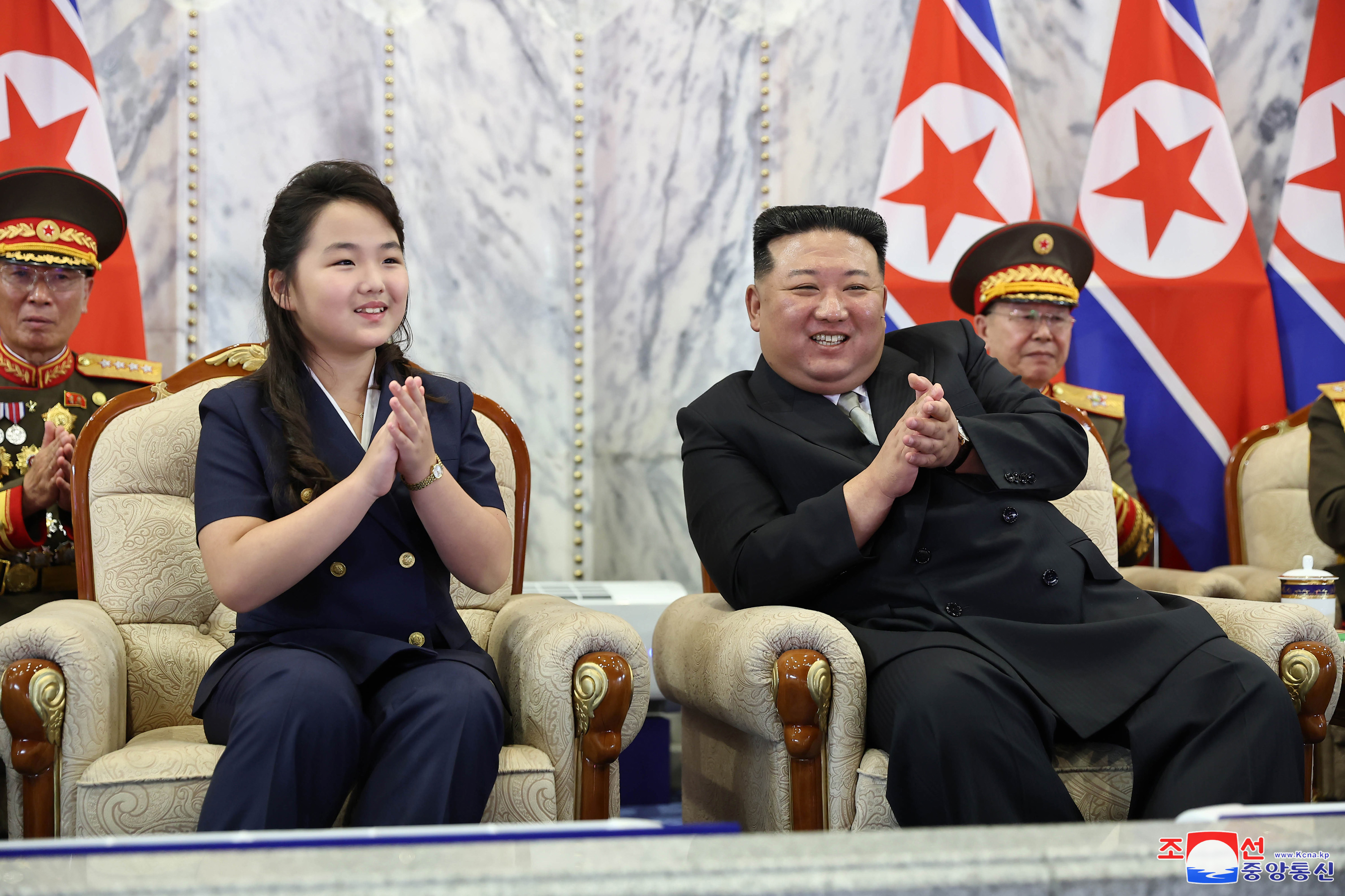 주석단에 나란히 앉은 김정은과 딸 주애