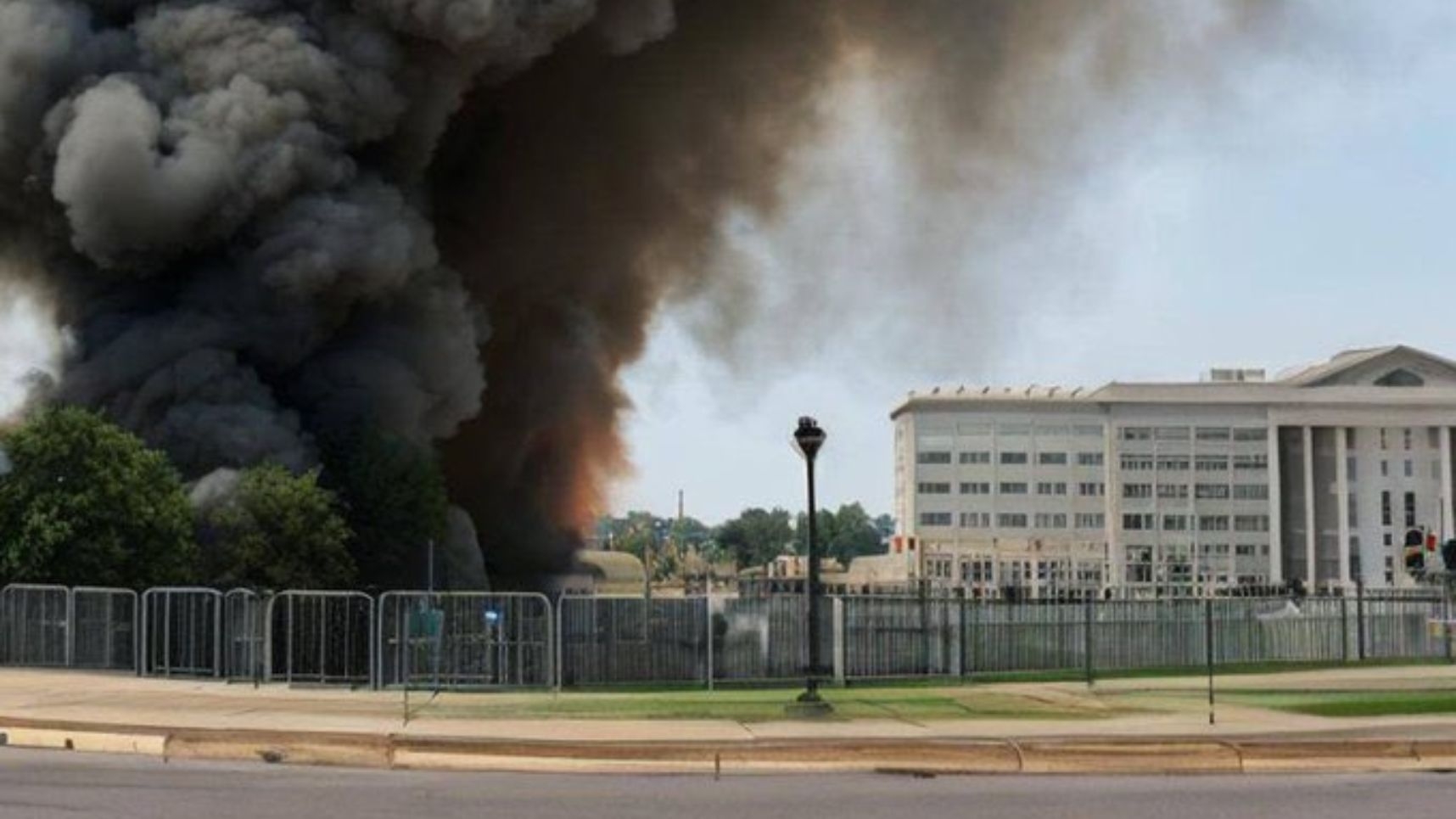 미국 국방부 청사인 펜타곤이 검은 연기를 내뿜으며 화재에 불타는 모습으로 생성형 인공지능(AI)이 만들어 낸 딥페이크 사진이 지난해 5월 소셜미디어(SNS)에 퍼졌다.