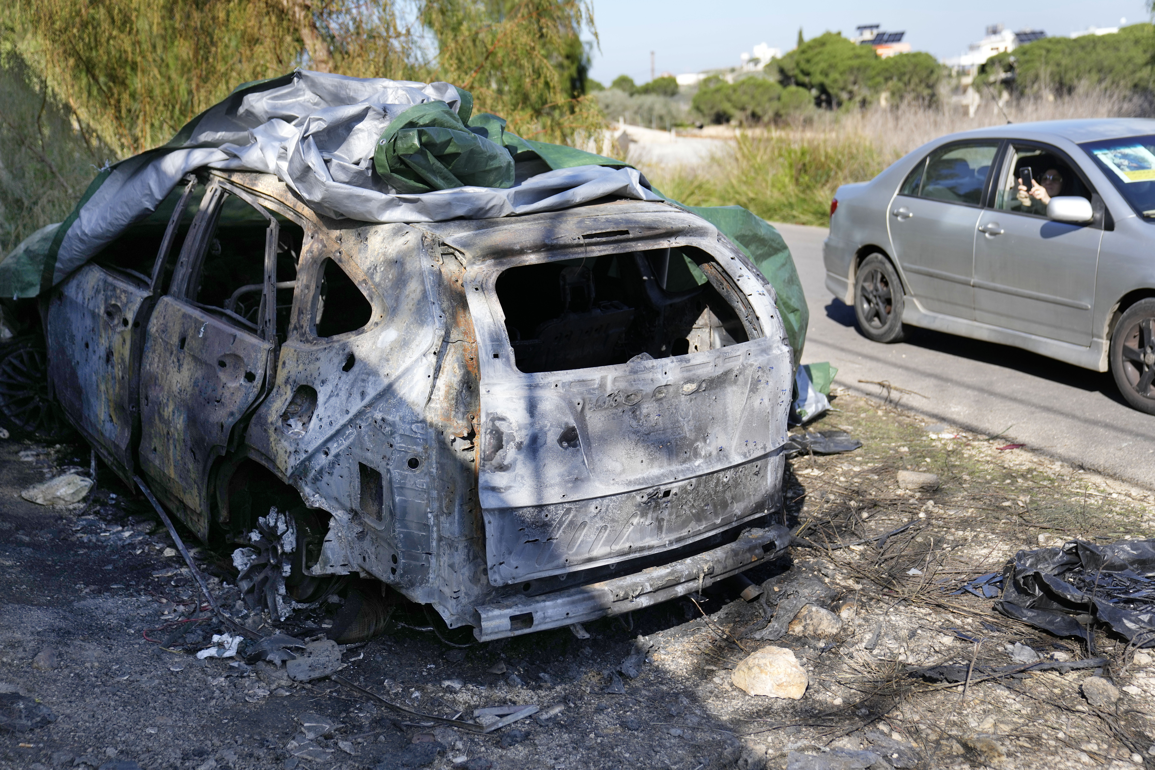 IDF 공습에 사망한 것으로 알려진 헤즈볼라 고위급 지휘관이 타고 있던 차량. AP 연합뉴스.