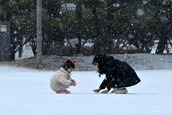 수도권 등 중부지방을 중심으로 대설특보가 발효된 9일 경기도 수원시 화성행궁에서 시민들이 눈을 맞으며  즐거워하고 있다. 2024.01.09. 뉴시스
