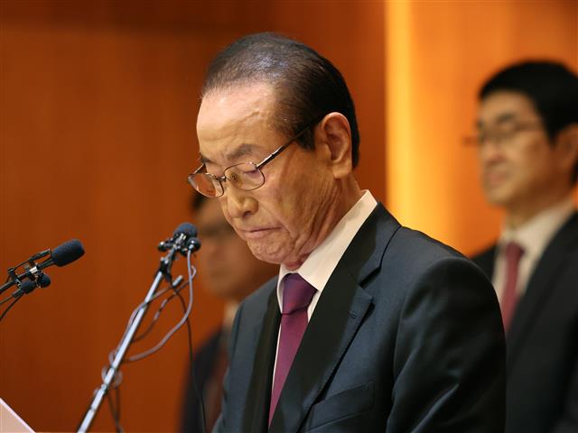 굳은표정으로 기자회견 임하는 윤세영 태영그룹 창업회장