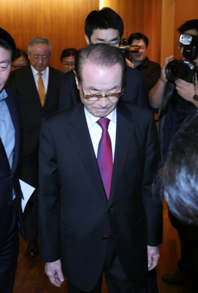 윤세영 태영그룹 창업회장이 9일 오전 서울 영등포구 태영건설 본사에서 열린 워크아웃 관련 기자회견에서 퇴장하고 있다. 2024.01.09. 뉴시스