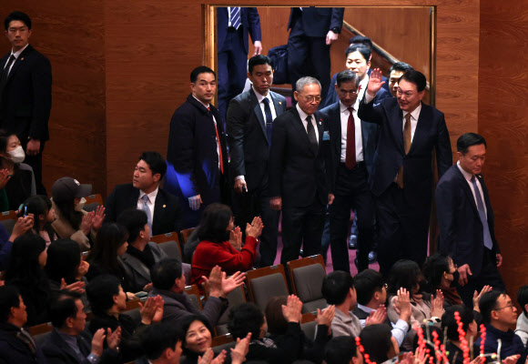 윤석열 대통령이 9일 서울 서초구 예술의전당에서 열린 국민과 함께하는 2024 신년음악회에 참석하며 손들어 관객들에게 인사하고 있다. 2024.1.9  연합뉴스
