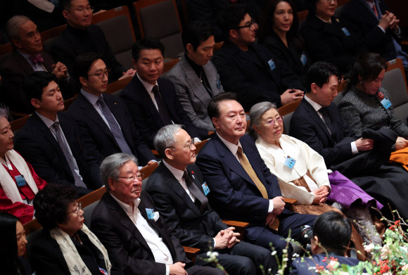 윤석열 대통령이 9일 서울 서초구 예술의전당에서 열린 국민과 함께하는 2024 신년음악회에 참석하고 있다. 2024.1.9  연합뉴스