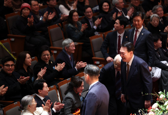 윤석열 대통령이 9일 서울 서초구 예술의전당에서 열린 국민과 함께하는 2024 신년음악회에 참석하고 있다. 2024.1.9  연합뉴스
