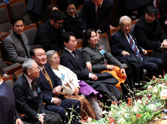 윤석열 대통령이 9일 서울 서초구 예술의전당에서 열린 국민과 함께하는 2024 신년음악회에 참석해 음악회 시작을 기다리고 있다. 2024.1.9  연합뉴스