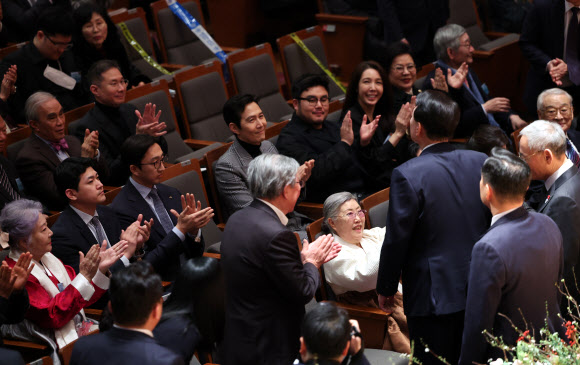 윤석열 대통령이 9일 서울 서초구 예술의전당에서 열린 국민과 함께하는 2024 신년음악회에 참석하며 손들어 관객들에게 인사하고 있다. 2024.1.9  연합뉴스