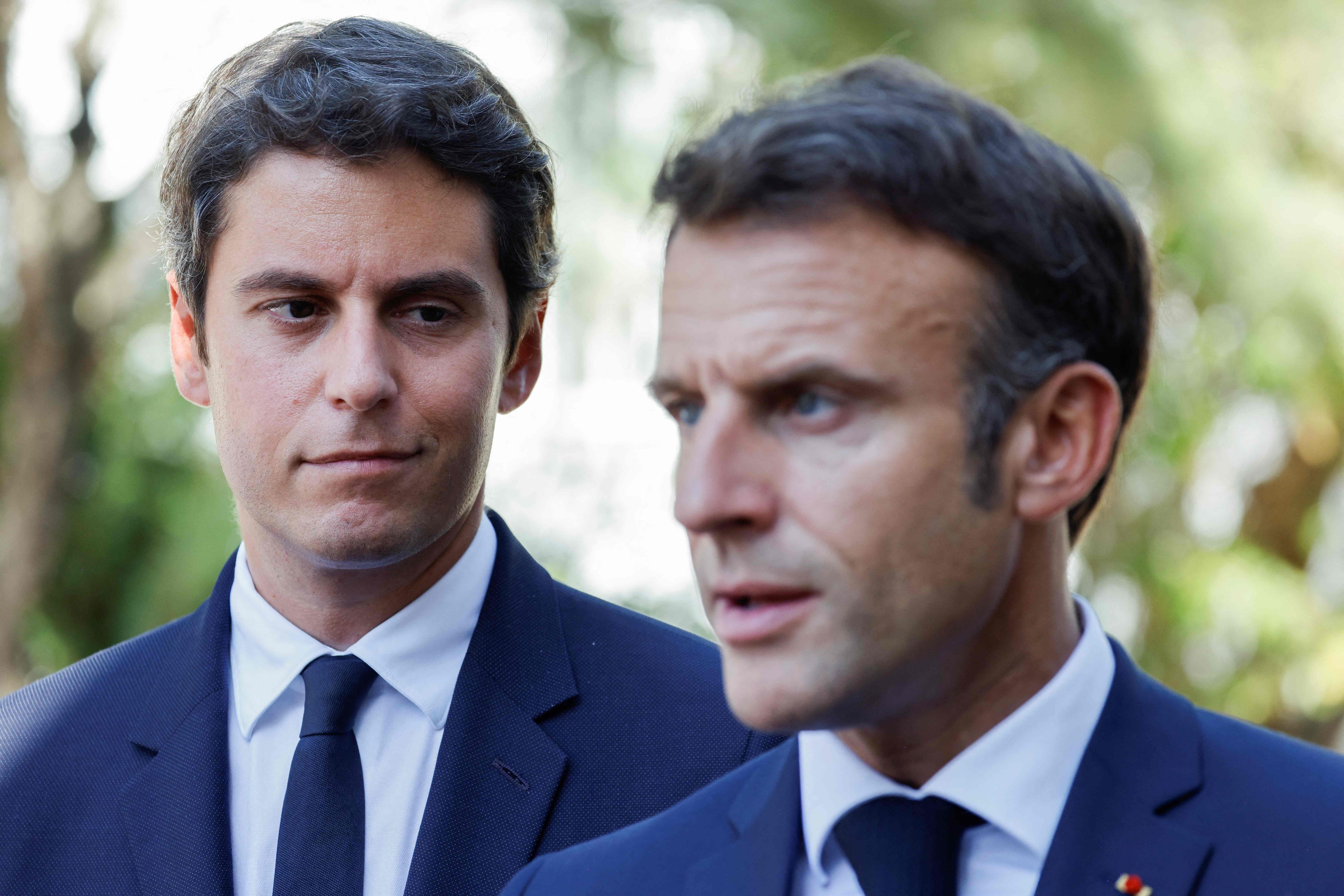 가브리엘 아탈(왼쪽) 신임 총리와 에나뉘엘 마크롱(오른쪽) 프랑스 대통령. AFP 연합뉴스