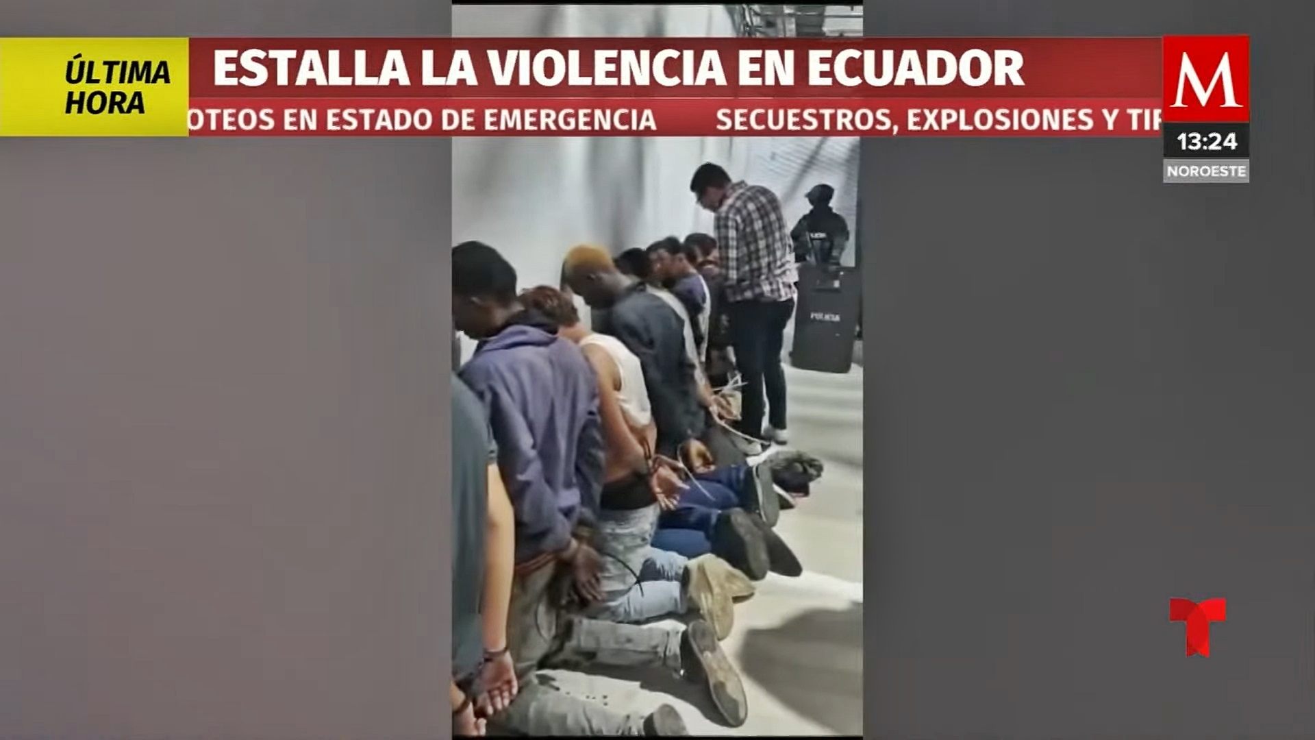 9일(현지시간) 에콰도르 최대 도시 과야킬에 있는 TC텔레비시온 방송국에 10여명의 무장 괴한이 침입, 총기와 수류탄으로 방송 진행자와 직원 등을 위협하는 장면이 생중계되는 사건이 발생한 후 현지 경찰이 방송국에서 용의자들을 제압하고 있다. 2024.1.9 에콰도르 경찰/노티시아스 텔레문도