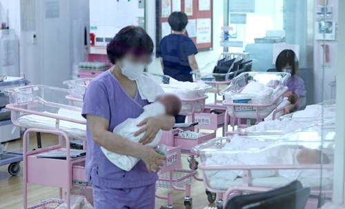 산부인과에서 간호사가 신생아를 안고 있다.  연합뉴스